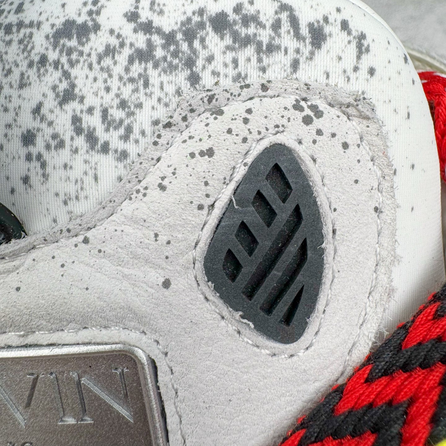 图片[13]-＃GD广顶 Lanvin Leather Curb Sneakers 浪凡三代走秀款潮流面包鞋 Leather是一款灵感源自90年代的运动鞋 设计自信 尺寸夸张 这款鞋由纳帕小牛皮、翻毛皮和网眼布制成 圆润的外形、加垫的鞋舌和弯曲的金属孔眼使这款精心打造的鞋格外舒适 官网一出热度火爆整个全球 各大网红也疯狂上脚 原版一比一开模重工艺制作 全鞋身采用东莞代工厂进口牛皮/环保牛反绒 进口电脑针车 数控针距精准无差 鞋头面冲孔整齐利落 金钢网织物 随机3D电喷泼墨 原磨具私模双色TPU大底 内里柔软透气太空棉面料 原版一致定制鞋带 全套原版一致包装 尺码：35 36 37 38 39 40 41 42 43 44 45 46-选品中心