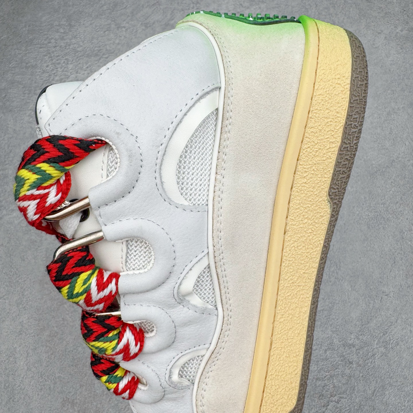 图片[7]-＃GD广顶 Lanvin Leather Curb Sneakers 浪凡三代走秀款潮流面包鞋 Leather是一款灵感源自90年代的运动鞋 设计自信 尺寸夸张 这款鞋由纳帕小牛皮、翻毛皮和网眼布制成 圆润的外形、加垫的鞋舌和弯曲的金属孔眼使这款精心打造的鞋格外舒适 官网一出热度火爆整个全球 各大网红也疯狂上脚 原版一比一开模重工艺制作 全鞋身采用东莞代工厂进口牛皮/环保牛反绒 进口电脑针车 数控针距精准无差 鞋头面冲孔整齐利落 金钢网织物 随机3D电喷泼墨 原磨具私模双色TPU大底 内里柔软透气太空棉面料 原版一致定制鞋带 全套原版一致包装 尺码：35 36 37 38 39 40 41 42 43 44 45 46-选品中心