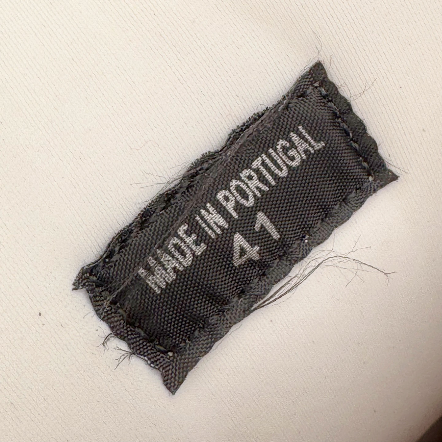 图片[11]-＃GD广顶 Lanvin Leather Curb Sneakers 浪凡三代走秀款潮流面包鞋 Leather是一款灵感源自90年代的运动鞋 设计自信 尺寸夸张 这款鞋由纳帕小牛皮、翻毛皮和网眼布制成 圆润的外形、加垫的鞋舌和弯曲的金属孔眼使这款精心打造的鞋格外舒适 官网一出热度火爆整个全球 各大网红也疯狂上脚 原版一比一开模重工艺制作 全鞋身采用东莞代工厂进口牛皮/环保牛反绒 进口电脑针车 数控针距精准无差 鞋头面冲孔整齐利落 金钢网织物 随机3D电喷泼墨 原磨具私模双色TPU大底 内里柔软透气太空棉面料 原版一致定制鞋带 全套原版一致包装 尺码：35 36 37 38 39 40 41 42 43 44 45 46-选品中心