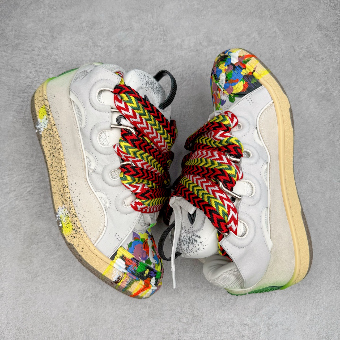 图片[3]-＃GD广顶 Lanvin Leather Curb Sneakers 浪凡三代走秀款潮流面包鞋 Leather是一款灵感源自90年代的运动鞋 设计自信 尺寸夸张 这款鞋由纳帕小牛皮、翻毛皮和网眼布制成 圆润的外形、加垫的鞋舌和弯曲的金属孔眼使这款精心打造的鞋格外舒适 官网一出热度火爆整个全球 各大网红也疯狂上脚 原版一比一开模重工艺制作 全鞋身采用东莞代工厂进口牛皮/环保牛反绒 进口电脑针车 数控针距精准无差 鞋头面冲孔整齐利落 金钢网织物 随机3D电喷泼墨 原磨具私模双色TPU大底 内里柔软透气太空棉面料 原版一致定制鞋带 全套原版一致包装 尺码：35 36 37 38 39 40 41 42 43 44 45 46-选品中心