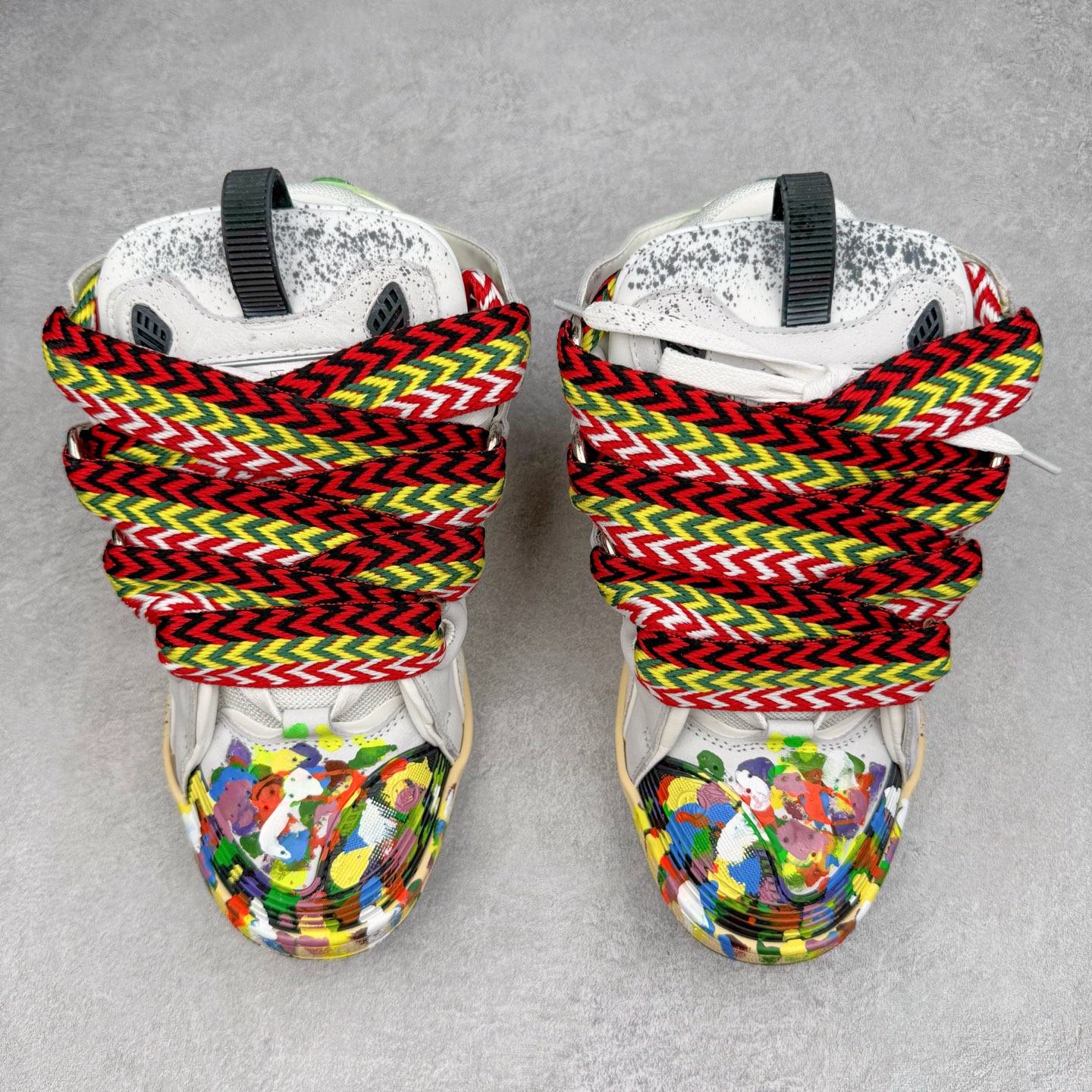 图片[2]-＃GD广顶 Lanvin Leather Curb Sneakers 浪凡三代走秀款潮流面包鞋 Leather是一款灵感源自90年代的运动鞋 设计自信 尺寸夸张 这款鞋由纳帕小牛皮、翻毛皮和网眼布制成 圆润的外形、加垫的鞋舌和弯曲的金属孔眼使这款精心打造的鞋格外舒适 官网一出热度火爆整个全球 各大网红也疯狂上脚 原版一比一开模重工艺制作 全鞋身采用东莞代工厂进口牛皮/环保牛反绒 进口电脑针车 数控针距精准无差 鞋头面冲孔整齐利落 金钢网织物 随机3D电喷泼墨 原磨具私模双色TPU大底 内里柔软透气太空棉面料 原版一致定制鞋带 全套原版一致包装 尺码：35 36 37 38 39 40 41 42 43 44 45 46-选品中心