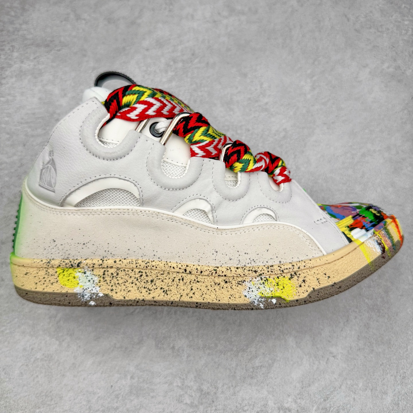 图片[7]-＃GD广顶 Lanvin Leather Curb Sneakers 浪凡三代走秀款潮流面包鞋 Leather是一款灵感源自90年代的运动鞋 设计自信 尺寸夸张 这款鞋由纳帕小牛皮、翻毛皮和网眼布制成 圆润的外形、加垫的鞋舌和弯曲的金属孔眼使这款精心打造的鞋格外舒适 官网一出热度火爆整个全球 各大网红也疯狂上脚 原版一比一开模重工艺制作 全鞋身采用东莞代工厂进口牛皮/环保牛反绒 进口电脑针车 数控针距精准无差 鞋头面冲孔整齐利落 金钢网织物 随机3D电喷泼墨 原磨具私模双色TPU大底 内里柔软透气太空棉面料 原版一致定制鞋带 全套原版一致包装 尺码：35 36 37 38 39 40 41 42 43 44 45 46-选品中心