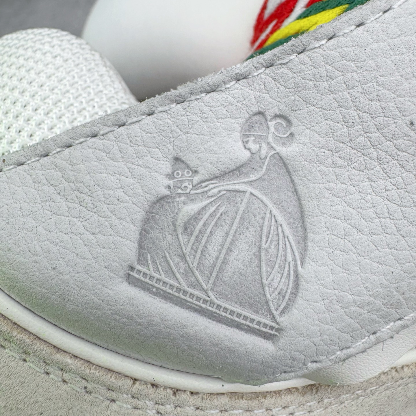 图片[12]-＃GD广顶 Lanvin Leather Curb Sneakers 浪凡三代走秀款潮流面包鞋 Leather是一款灵感源自90年代的运动鞋 设计自信 尺寸夸张 这款鞋由纳帕小牛皮、翻毛皮和网眼布制成 圆润的外形、加垫的鞋舌和弯曲的金属孔眼使这款精心打造的鞋格外舒适 官网一出热度火爆整个全球 各大网红也疯狂上脚 原版一比一开模重工艺制作 全鞋身采用东莞代工厂进口牛皮/环保牛反绒 进口电脑针车 数控针距精准无差 鞋头面冲孔整齐利落 金钢网织物 随机3D电喷泼墨 原磨具私模双色TPU大底 内里柔软透气太空棉面料 原版一致定制鞋带 全套原版一致包装 尺码：35 36 37 38 39 40 41 42 43 44 45 46-选品中心