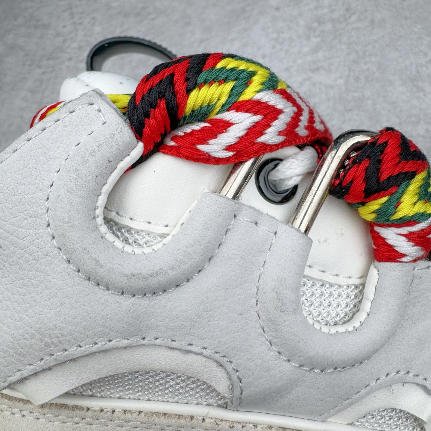 图片[19]-＃GD广顶 Lanvin Leather Curb Sneakers 浪凡三代走秀款潮流面包鞋 Leather是一款灵感源自90年代的运动鞋 设计自信 尺寸夸张 这款鞋由纳帕小牛皮、翻毛皮和网眼布制成 圆润的外形、加垫的鞋舌和弯曲的金属孔眼使这款精心打造的鞋格外舒适 官网一出热度火爆整个全球 各大网红也疯狂上脚 原版一比一开模重工艺制作 全鞋身采用东莞代工厂进口牛皮/环保牛反绒 进口电脑针车 数控针距精准无差 鞋头面冲孔整齐利落 金钢网织物 随机3D电喷泼墨 原磨具私模双色TPU大底 内里柔软透气太空棉面料 原版一致定制鞋带 全套原版一致包装 尺码：35 36 37 38 39 40 41 42 43 44 45 46-选品中心