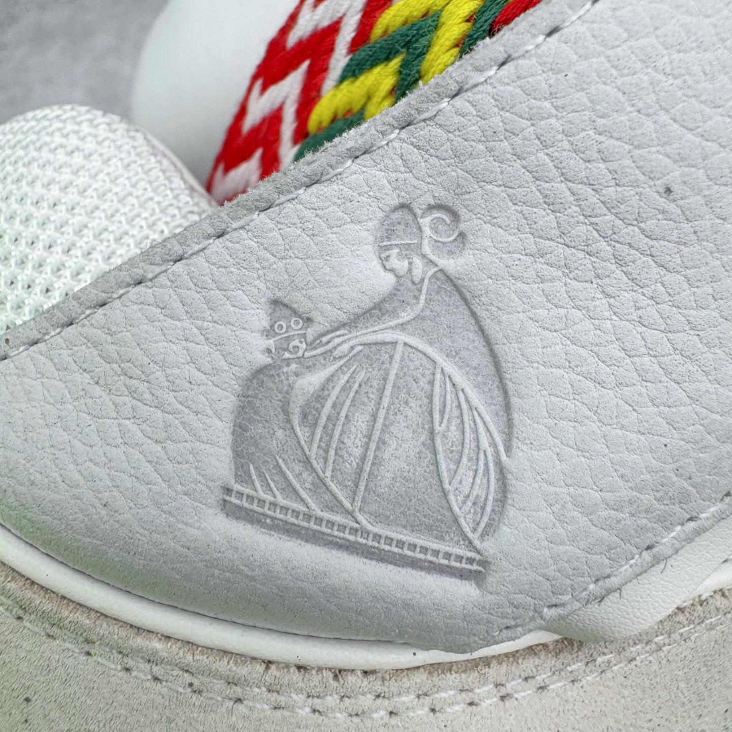 图片[18]-＃GD广顶 Lanvin Leather Curb Sneakers 浪凡三代走秀款潮流面包鞋 Leather是一款灵感源自90年代的运动鞋 设计自信 尺寸夸张 这款鞋由纳帕小牛皮、翻毛皮和网眼布制成 圆润的外形、加垫的鞋舌和弯曲的金属孔眼使这款精心打造的鞋格外舒适 官网一出热度火爆整个全球 各大网红也疯狂上脚 原版一比一开模重工艺制作 全鞋身采用东莞代工厂进口牛皮/环保牛反绒 进口电脑针车 数控针距精准无差 鞋头面冲孔整齐利落 金钢网织物 随机3D电喷泼墨 原磨具私模双色TPU大底 内里柔软透气太空棉面料 原版一致定制鞋带 全套原版一致包装 尺码：35 36 37 38 39 40 41 42 43 44 45 46-选品中心