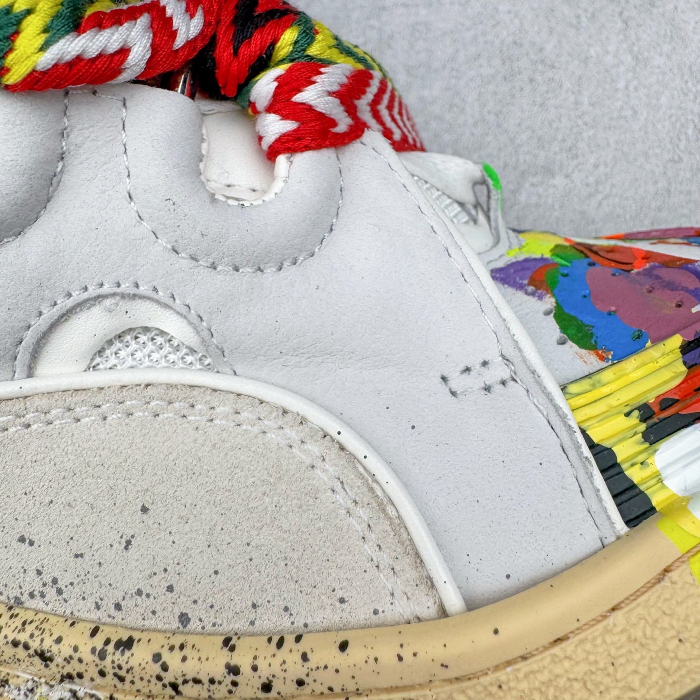 图片[17]-＃GD广顶 Lanvin Leather Curb Sneakers 浪凡三代走秀款潮流面包鞋 Leather是一款灵感源自90年代的运动鞋 设计自信 尺寸夸张 这款鞋由纳帕小牛皮、翻毛皮和网眼布制成 圆润的外形、加垫的鞋舌和弯曲的金属孔眼使这款精心打造的鞋格外舒适 官网一出热度火爆整个全球 各大网红也疯狂上脚 原版一比一开模重工艺制作 全鞋身采用东莞代工厂进口牛皮/环保牛反绒 进口电脑针车 数控针距精准无差 鞋头面冲孔整齐利落 金钢网织物 随机3D电喷泼墨 原磨具私模双色TPU大底 内里柔软透气太空棉面料 原版一致定制鞋带 全套原版一致包装 尺码：35 36 37 38 39 40 41 42 43 44 45 46-选品中心