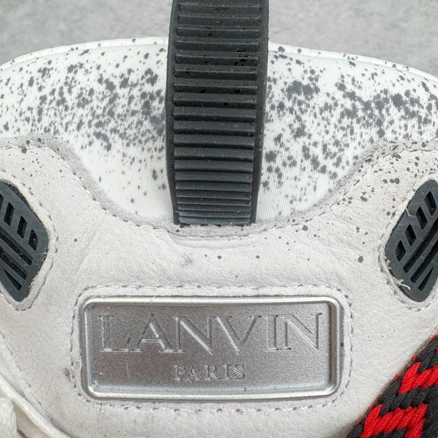 图片[14]-＃GD广顶 Lanvin Leather Curb Sneakers 浪凡三代走秀款潮流面包鞋 Leather是一款灵感源自90年代的运动鞋 设计自信 尺寸夸张 这款鞋由纳帕小牛皮、翻毛皮和网眼布制成 圆润的外形、加垫的鞋舌和弯曲的金属孔眼使这款精心打造的鞋格外舒适 官网一出热度火爆整个全球 各大网红也疯狂上脚 原版一比一开模重工艺制作 全鞋身采用东莞代工厂进口牛皮/环保牛反绒 进口电脑针车 数控针距精准无差 鞋头面冲孔整齐利落 金钢网织物 随机3D电喷泼墨 原磨具私模双色TPU大底 内里柔软透气太空棉面料 原版一致定制鞋带 全套原版一致包装 尺码：35 36 37 38 39 40 41 42 43 44 45 46-选品中心