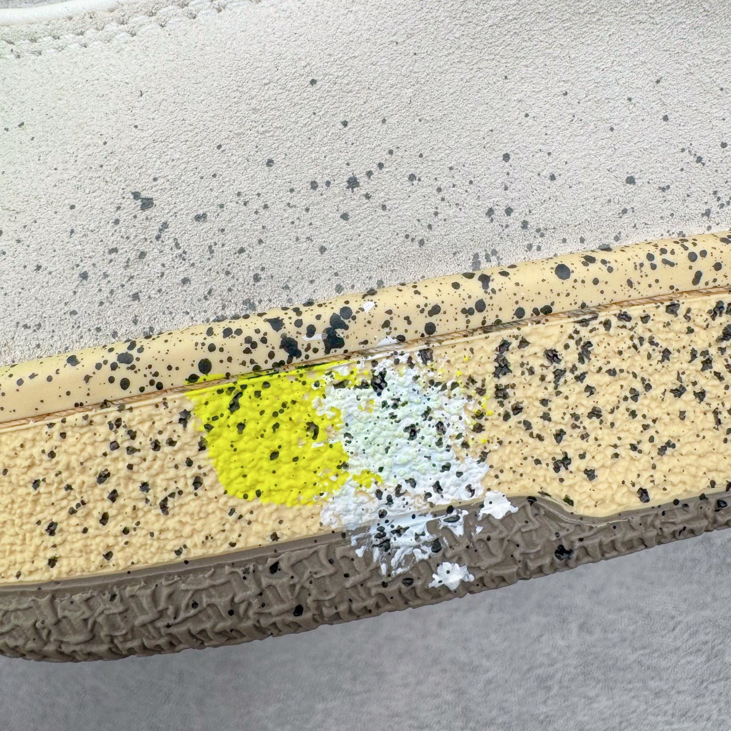 图片[20]-＃GD广顶 Lanvin Leather Curb Sneakers 浪凡三代走秀款潮流面包鞋 Leather是一款灵感源自90年代的运动鞋 设计自信 尺寸夸张 这款鞋由纳帕小牛皮、翻毛皮和网眼布制成 圆润的外形、加垫的鞋舌和弯曲的金属孔眼使这款精心打造的鞋格外舒适 官网一出热度火爆整个全球 各大网红也疯狂上脚 原版一比一开模重工艺制作 全鞋身采用东莞代工厂进口牛皮/环保牛反绒 进口电脑针车 数控针距精准无差 鞋头面冲孔整齐利落 金钢网织物 随机3D电喷泼墨 原磨具私模双色TPU大底 内里柔软透气太空棉面料 原版一致定制鞋带 全套原版一致包装 尺码：35 36 37 38 39 40 41 42 43 44 45 46-选品中心