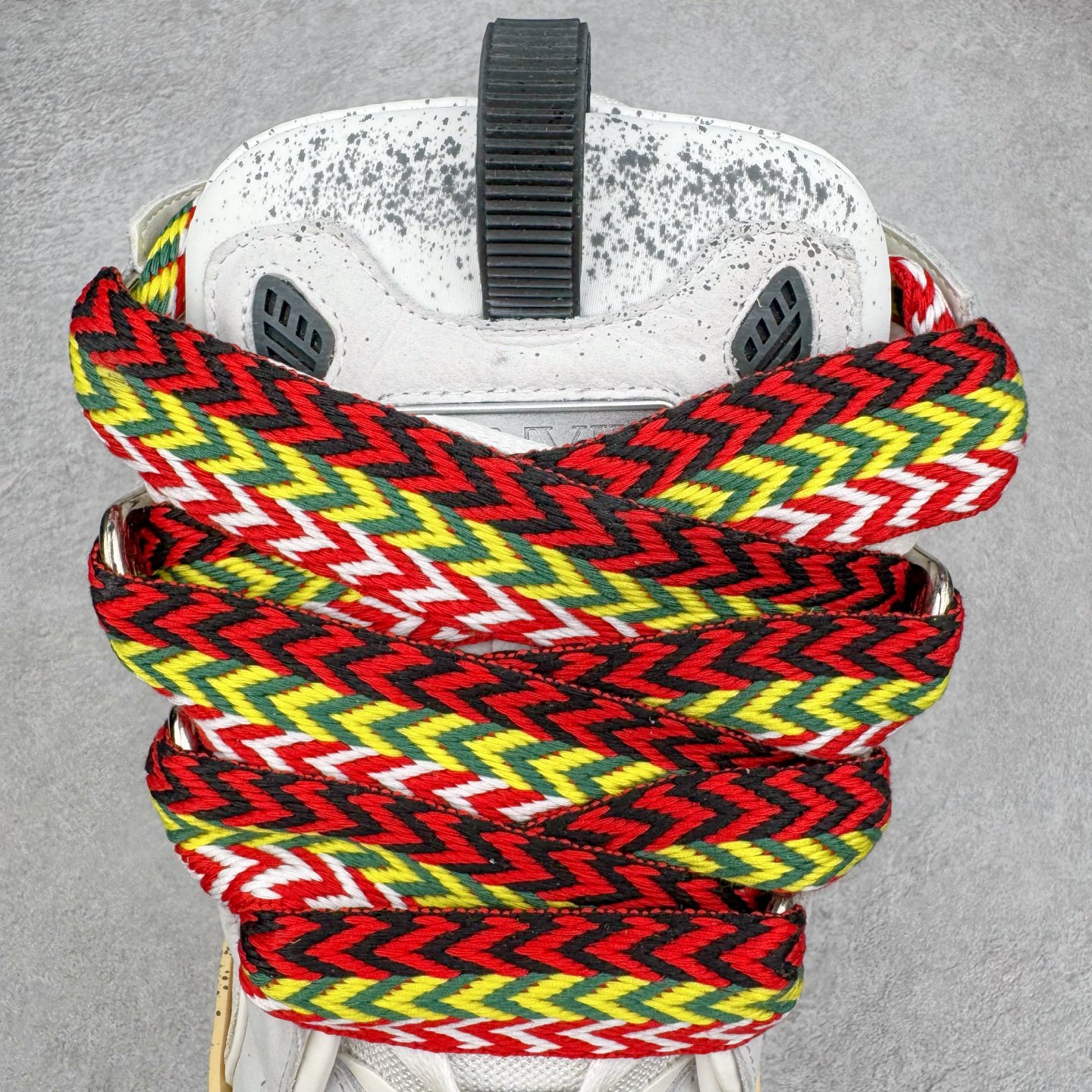 图片[5]-＃GD广顶 Lanvin Leather Curb Sneakers 浪凡三代走秀款潮流面包鞋 Leather是一款灵感源自90年代的运动鞋 设计自信 尺寸夸张 这款鞋由纳帕小牛皮、翻毛皮和网眼布制成 圆润的外形、加垫的鞋舌和弯曲的金属孔眼使这款精心打造的鞋格外舒适 官网一出热度火爆整个全球 各大网红也疯狂上脚 原版一比一开模重工艺制作 全鞋身采用东莞代工厂进口牛皮/环保牛反绒 进口电脑针车 数控针距精准无差 鞋头面冲孔整齐利落 金钢网织物 随机3D电喷泼墨 原磨具私模双色TPU大底 内里柔软透气太空棉面料 原版一致定制鞋带 全套原版一致包装 尺码：35 36 37 38 39 40 41 42 43 44 45 46-选品中心