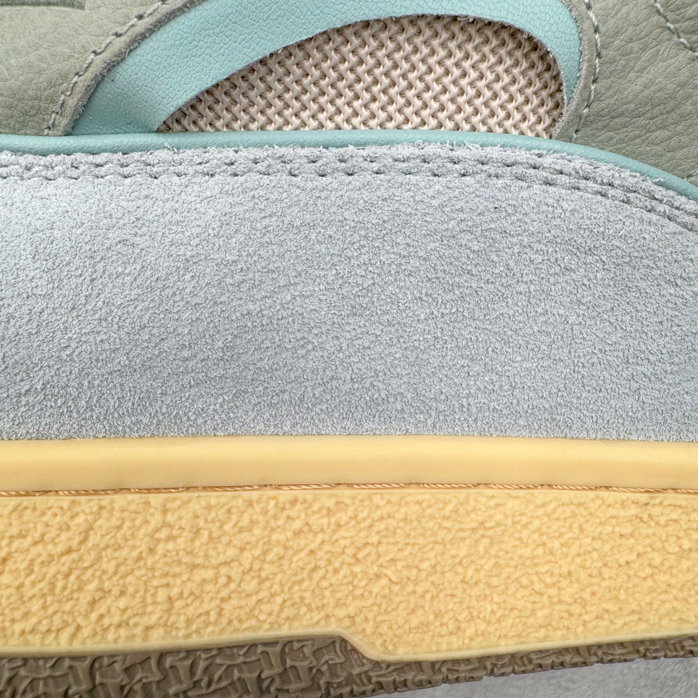 图片[17]-＃GD广顶 Lanvin Leather Curb Sneakers 浪凡三代走秀款潮流面包鞋 Leather是一款灵感源自90年代的运动鞋 设计自信 尺寸夸张 这款鞋由纳帕小牛皮、翻毛皮和网眼布制成 圆润的外形、加垫的鞋舌和弯曲的金属孔眼使这款精心打造的鞋格外舒适 官网一出热度火爆整个全球 各大网红也疯狂上脚 原版一比一开模重工艺制作 全鞋身采用东莞代工厂进口牛皮/环保牛反绒 进口电脑针车 数控针距精准无差 鞋头面冲孔整齐利落 金钢网织物 随机3D电喷泼墨 原磨具私模双色TPU大底 内里柔软透气太空棉面料 原版一致定制鞋带 全套原版一致包装 尺码：35 36 37 38 39 40 41 42 43 44 45 46-选品中心