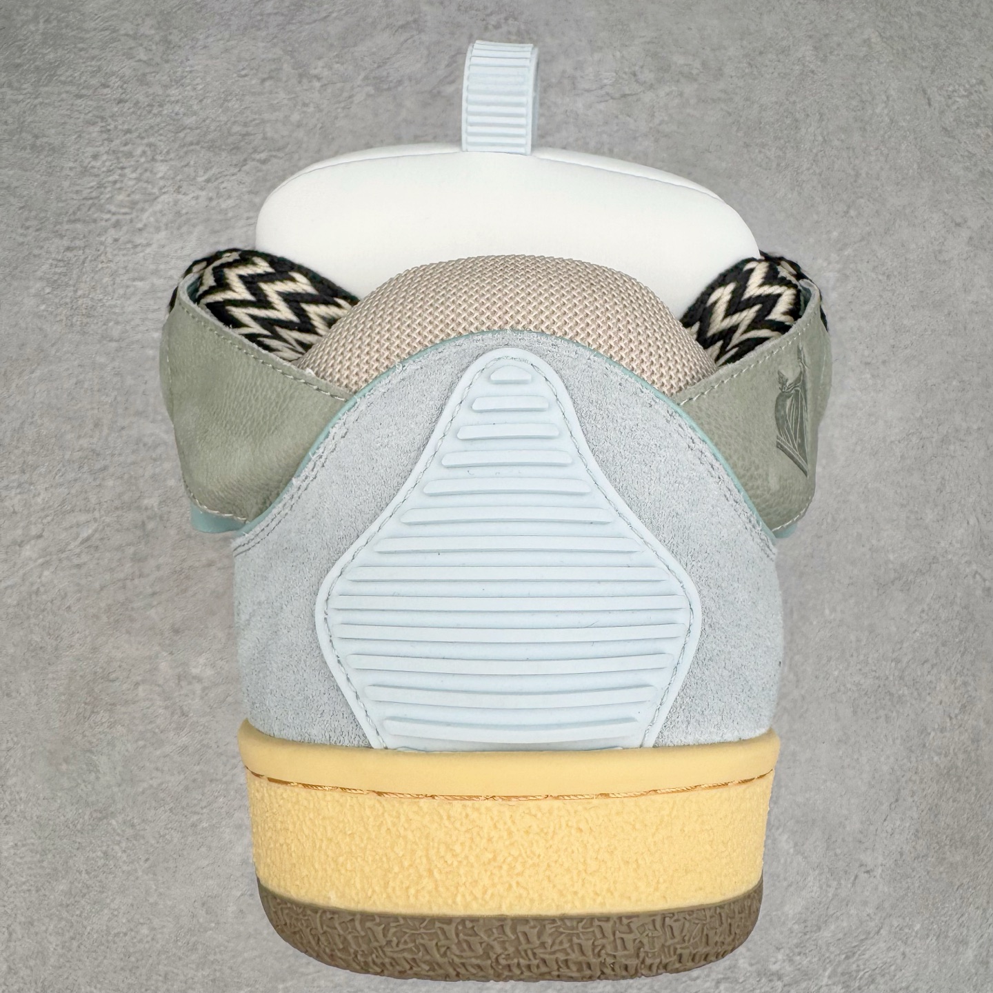 图片[8]-＃GD广顶 Lanvin Leather Curb Sneakers 浪凡三代走秀款潮流面包鞋 Leather是一款灵感源自90年代的运动鞋 设计自信 尺寸夸张 这款鞋由纳帕小牛皮、翻毛皮和网眼布制成 圆润的外形、加垫的鞋舌和弯曲的金属孔眼使这款精心打造的鞋格外舒适 官网一出热度火爆整个全球 各大网红也疯狂上脚 原版一比一开模重工艺制作 全鞋身采用东莞代工厂进口牛皮/环保牛反绒 进口电脑针车 数控针距精准无差 鞋头面冲孔整齐利落 金钢网织物 随机3D电喷泼墨 原磨具私模双色TPU大底 内里柔软透气太空棉面料 原版一致定制鞋带 全套原版一致包装 尺码：35 36 37 38 39 40 41 42 43 44 45 46-选品中心