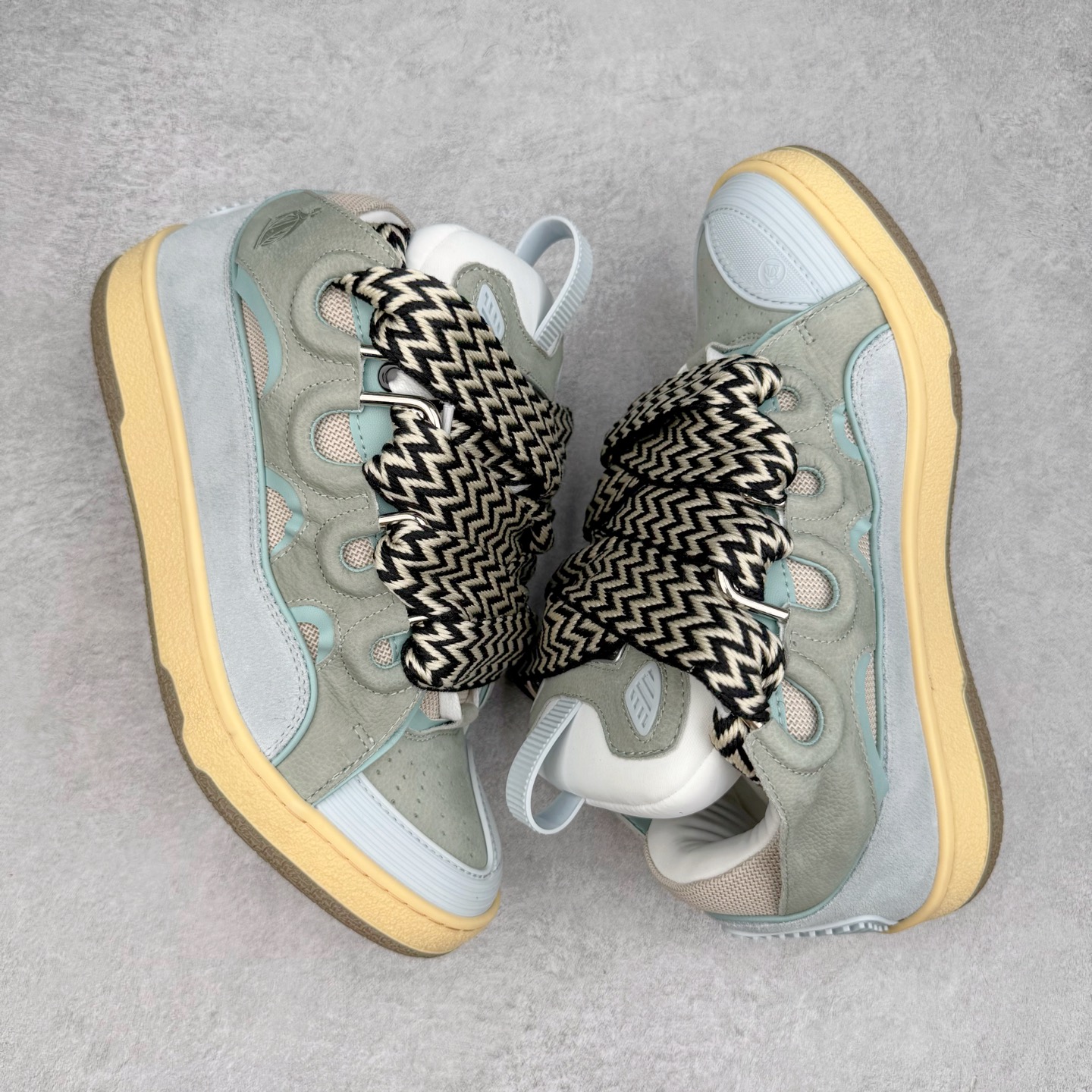 图片[3]-＃GD广顶 Lanvin Leather Curb Sneakers 浪凡三代走秀款潮流面包鞋 Leather是一款灵感源自90年代的运动鞋 设计自信 尺寸夸张 这款鞋由纳帕小牛皮、翻毛皮和网眼布制成 圆润的外形、加垫的鞋舌和弯曲的金属孔眼使这款精心打造的鞋格外舒适 官网一出热度火爆整个全球 各大网红也疯狂上脚 原版一比一开模重工艺制作 全鞋身采用东莞代工厂进口牛皮/环保牛反绒 进口电脑针车 数控针距精准无差 鞋头面冲孔整齐利落 金钢网织物 随机3D电喷泼墨 原磨具私模双色TPU大底 内里柔软透气太空棉面料 原版一致定制鞋带 全套原版一致包装 尺码：35 36 37 38 39 40 41 42 43 44 45 46-选品中心