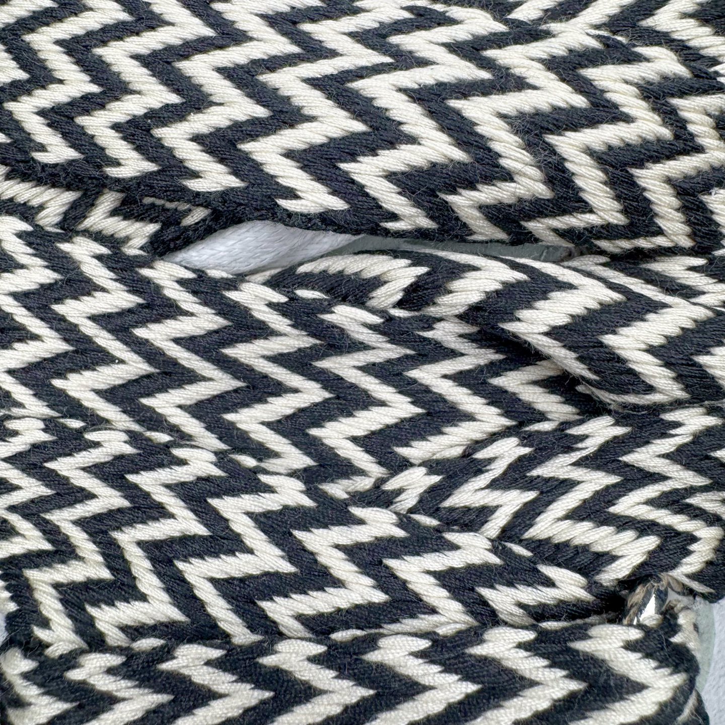 图片[12]-＃GD广顶 Lanvin Leather Curb Sneakers 浪凡三代走秀款潮流面包鞋 Leather是一款灵感源自90年代的运动鞋 设计自信 尺寸夸张 这款鞋由纳帕小牛皮、翻毛皮和网眼布制成 圆润的外形、加垫的鞋舌和弯曲的金属孔眼使这款精心打造的鞋格外舒适 官网一出热度火爆整个全球 各大网红也疯狂上脚 原版一比一开模重工艺制作 全鞋身采用东莞代工厂进口牛皮/环保牛反绒 进口电脑针车 数控针距精准无差 鞋头面冲孔整齐利落 金钢网织物 随机3D电喷泼墨 原磨具私模双色TPU大底 内里柔软透气太空棉面料 原版一致定制鞋带 全套原版一致包装 尺码：35 36 37 38 39 40 41 42 43 44 45 46-选品中心