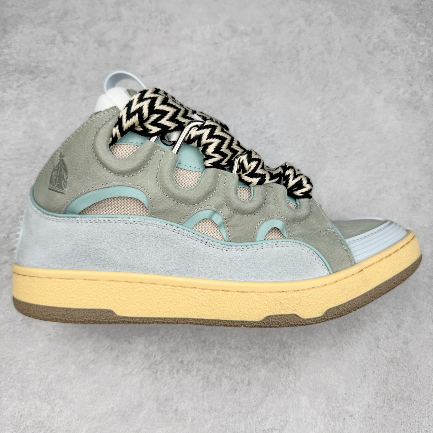 图片[6]-＃GD广顶 Lanvin Leather Curb Sneakers 浪凡三代走秀款潮流面包鞋 Leather是一款灵感源自90年代的运动鞋 设计自信 尺寸夸张 这款鞋由纳帕小牛皮、翻毛皮和网眼布制成 圆润的外形、加垫的鞋舌和弯曲的金属孔眼使这款精心打造的鞋格外舒适 官网一出热度火爆整个全球 各大网红也疯狂上脚 原版一比一开模重工艺制作 全鞋身采用东莞代工厂进口牛皮/环保牛反绒 进口电脑针车 数控针距精准无差 鞋头面冲孔整齐利落 金钢网织物 随机3D电喷泼墨 原磨具私模双色TPU大底 内里柔软透气太空棉面料 原版一致定制鞋带 全套原版一致包装 尺码：35 36 37 38 39 40 41 42 43 44 45 46-选品中心