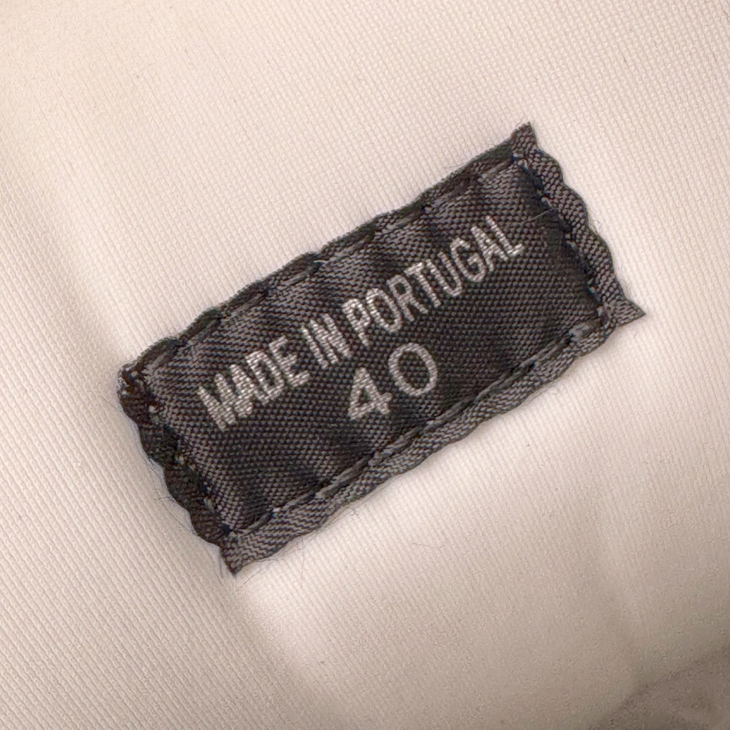 图片[21]-＃GD广顶 Lanvin Leather Curb Sneakers 浪凡三代走秀款潮流面包鞋 Leather是一款灵感源自90年代的运动鞋 设计自信 尺寸夸张 这款鞋由纳帕小牛皮、翻毛皮和网眼布制成 圆润的外形、加垫的鞋舌和弯曲的金属孔眼使这款精心打造的鞋格外舒适 官网一出热度火爆整个全球 各大网红也疯狂上脚 原版一比一开模重工艺制作 全鞋身采用东莞代工厂进口牛皮/环保牛反绒 进口电脑针车 数控针距精准无差 鞋头面冲孔整齐利落 金钢网织物 随机3D电喷泼墨 原磨具私模双色TPU大底 内里柔软透气太空棉面料 原版一致定制鞋带 全套原版一致包装 尺码：35 36 37 38 39 40 41 42 43 44 45 46-选品中心