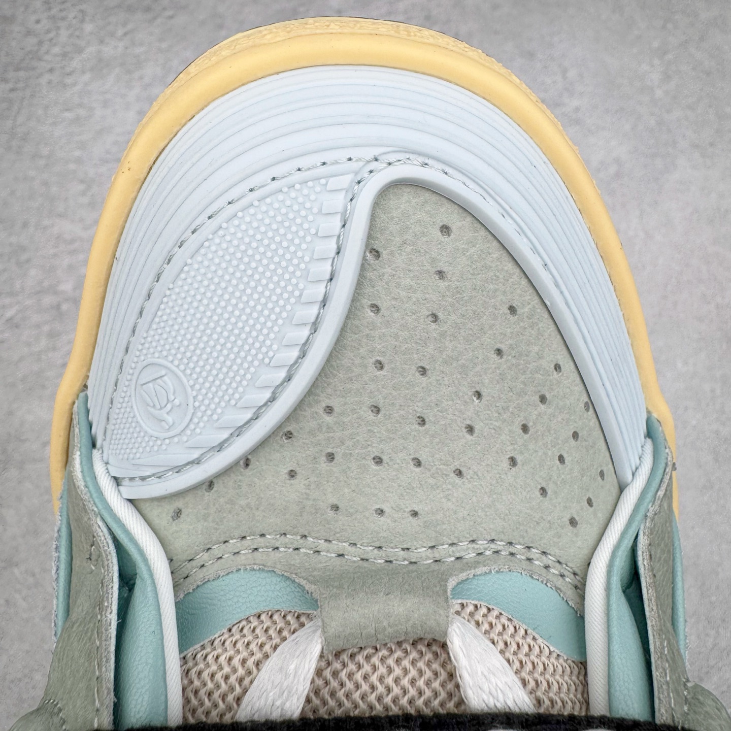 图片[13]-＃GD广顶 Lanvin Leather Curb Sneakers 浪凡三代走秀款潮流面包鞋 Leather是一款灵感源自90年代的运动鞋 设计自信 尺寸夸张 这款鞋由纳帕小牛皮、翻毛皮和网眼布制成 圆润的外形、加垫的鞋舌和弯曲的金属孔眼使这款精心打造的鞋格外舒适 官网一出热度火爆整个全球 各大网红也疯狂上脚 原版一比一开模重工艺制作 全鞋身采用东莞代工厂进口牛皮/环保牛反绒 进口电脑针车 数控针距精准无差 鞋头面冲孔整齐利落 金钢网织物 随机3D电喷泼墨 原磨具私模双色TPU大底 内里柔软透气太空棉面料 原版一致定制鞋带 全套原版一致包装 尺码：35 36 37 38 39 40 41 42 43 44 45 46-选品中心