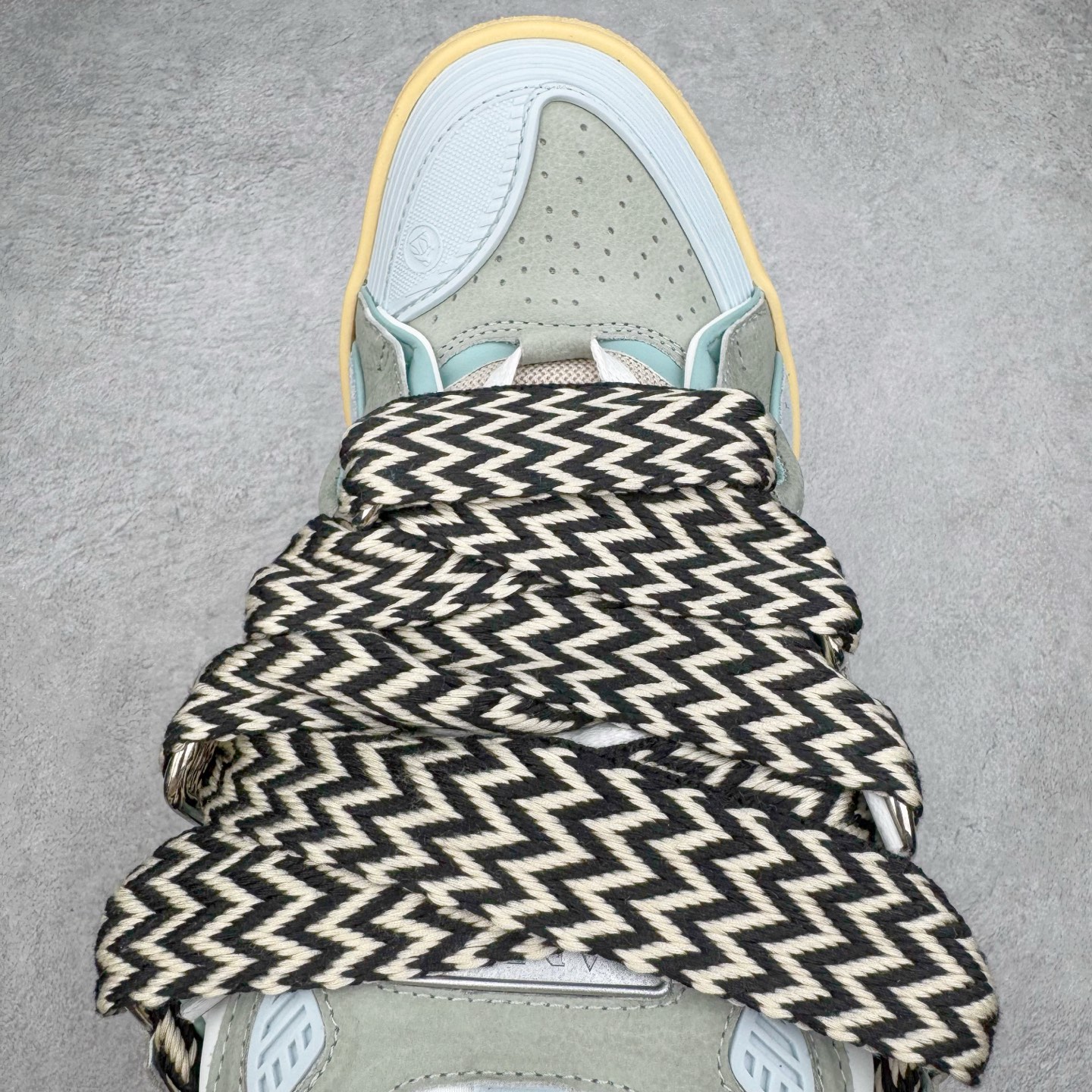 图片[4]-＃GD广顶 Lanvin Leather Curb Sneakers 浪凡三代走秀款潮流面包鞋 Leather是一款灵感源自90年代的运动鞋 设计自信 尺寸夸张 这款鞋由纳帕小牛皮、翻毛皮和网眼布制成 圆润的外形、加垫的鞋舌和弯曲的金属孔眼使这款精心打造的鞋格外舒适 官网一出热度火爆整个全球 各大网红也疯狂上脚 原版一比一开模重工艺制作 全鞋身采用东莞代工厂进口牛皮/环保牛反绒 进口电脑针车 数控针距精准无差 鞋头面冲孔整齐利落 金钢网织物 随机3D电喷泼墨 原磨具私模双色TPU大底 内里柔软透气太空棉面料 原版一致定制鞋带 全套原版一致包装 尺码：35 36 37 38 39 40 41 42 43 44 45 46-选品中心