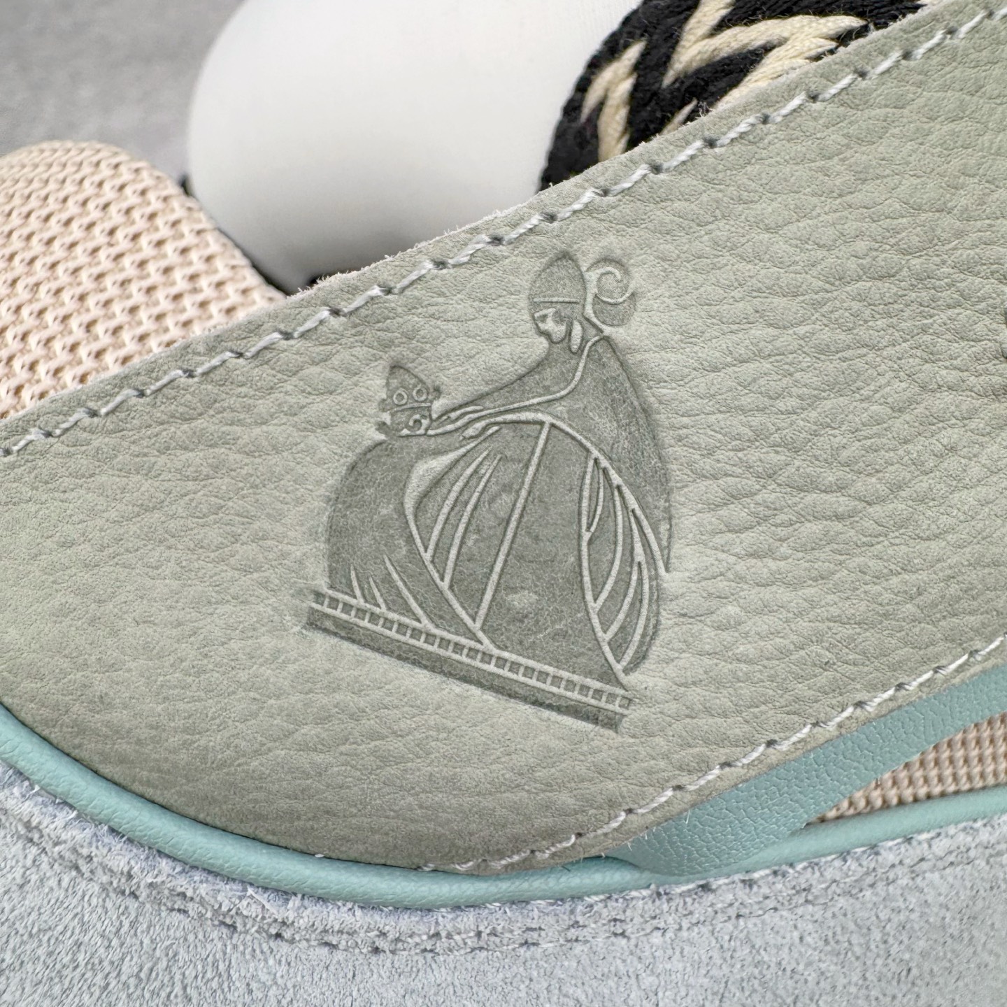 图片[14]-＃GD广顶 Lanvin Leather Curb Sneakers 浪凡三代走秀款潮流面包鞋 Leather是一款灵感源自90年代的运动鞋 设计自信 尺寸夸张 这款鞋由纳帕小牛皮、翻毛皮和网眼布制成 圆润的外形、加垫的鞋舌和弯曲的金属孔眼使这款精心打造的鞋格外舒适 官网一出热度火爆整个全球 各大网红也疯狂上脚 原版一比一开模重工艺制作 全鞋身采用东莞代工厂进口牛皮/环保牛反绒 进口电脑针车 数控针距精准无差 鞋头面冲孔整齐利落 金钢网织物 随机3D电喷泼墨 原磨具私模双色TPU大底 内里柔软透气太空棉面料 原版一致定制鞋带 全套原版一致包装 尺码：35 36 37 38 39 40 41 42 43 44 45 46-选品中心