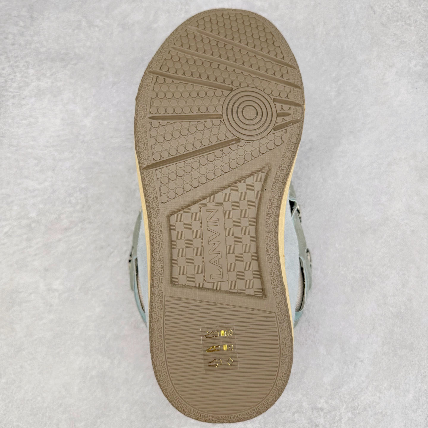 图片[9]-＃GD广顶 Lanvin Leather Curb Sneakers 浪凡三代走秀款潮流面包鞋 Leather是一款灵感源自90年代的运动鞋 设计自信 尺寸夸张 这款鞋由纳帕小牛皮、翻毛皮和网眼布制成 圆润的外形、加垫的鞋舌和弯曲的金属孔眼使这款精心打造的鞋格外舒适 官网一出热度火爆整个全球 各大网红也疯狂上脚 原版一比一开模重工艺制作 全鞋身采用东莞代工厂进口牛皮/环保牛反绒 进口电脑针车 数控针距精准无差 鞋头面冲孔整齐利落 金钢网织物 随机3D电喷泼墨 原磨具私模双色TPU大底 内里柔软透气太空棉面料 原版一致定制鞋带 全套原版一致包装 尺码：35 36 37 38 39 40 41 42 43 44 45 46-选品中心