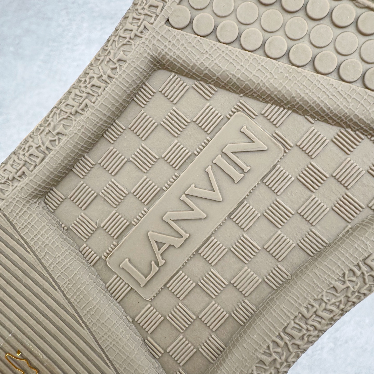 图片[18]-＃GD广顶 Lanvin Leather Curb Sneakers 浪凡三代走秀款潮流面包鞋 Leather是一款灵感源自90年代的运动鞋 设计自信 尺寸夸张 这款鞋由纳帕小牛皮、翻毛皮和网眼布制成 圆润的外形、加垫的鞋舌和弯曲的金属孔眼使这款精心打造的鞋格外舒适 官网一出热度火爆整个全球 各大网红也疯狂上脚 原版一比一开模重工艺制作 全鞋身采用东莞代工厂进口牛皮/环保牛反绒 进口电脑针车 数控针距精准无差 鞋头面冲孔整齐利落 金钢网织物 随机3D电喷泼墨 原磨具私模双色TPU大底 内里柔软透气太空棉面料 原版一致定制鞋带 全套原版一致包装 尺码：35 36 37 38 39 40 41 42 43 44 45 46-选品中心