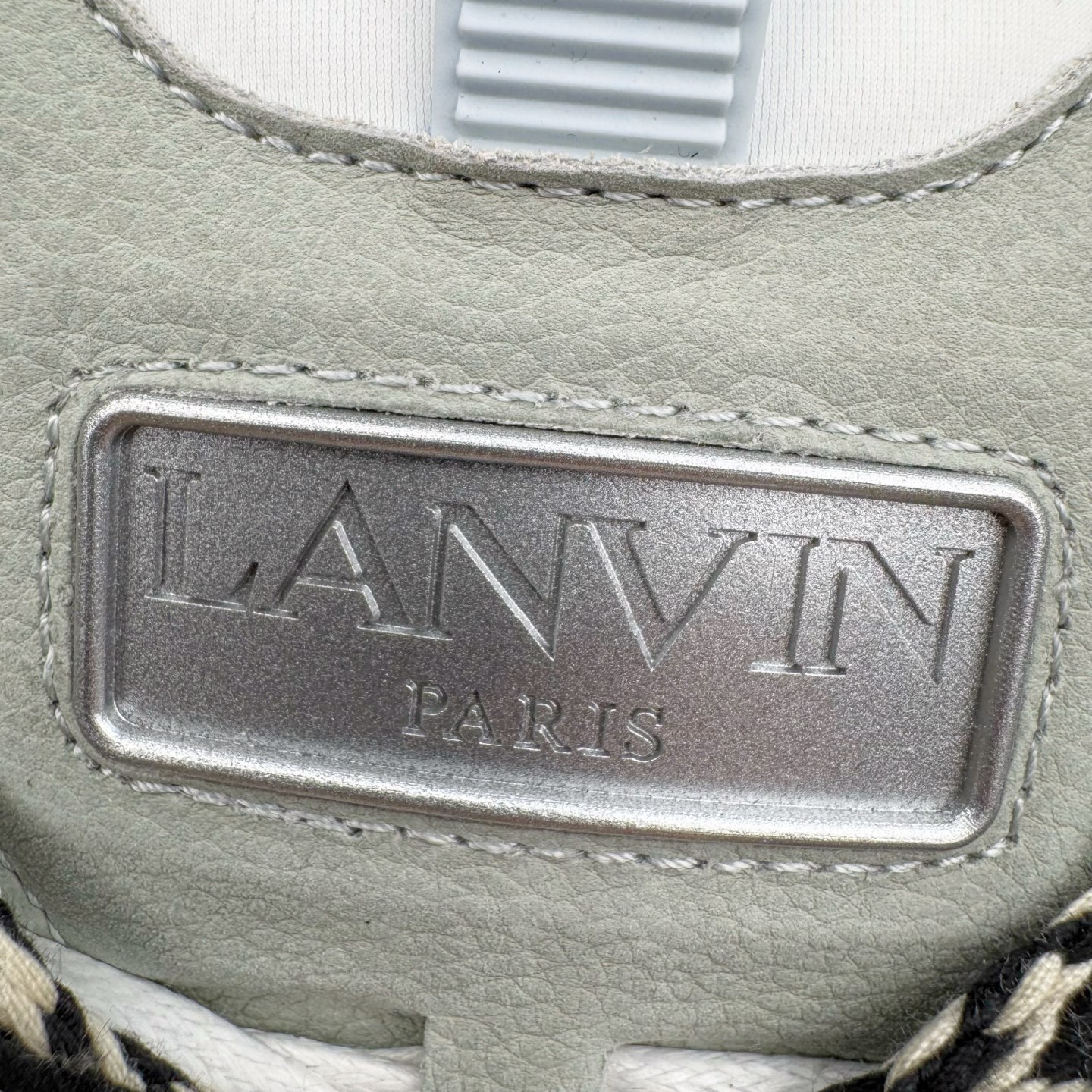 图片[11]-＃GD广顶 Lanvin Leather Curb Sneakers 浪凡三代走秀款潮流面包鞋 Leather是一款灵感源自90年代的运动鞋 设计自信 尺寸夸张 这款鞋由纳帕小牛皮、翻毛皮和网眼布制成 圆润的外形、加垫的鞋舌和弯曲的金属孔眼使这款精心打造的鞋格外舒适 官网一出热度火爆整个全球 各大网红也疯狂上脚 原版一比一开模重工艺制作 全鞋身采用东莞代工厂进口牛皮/环保牛反绒 进口电脑针车 数控针距精准无差 鞋头面冲孔整齐利落 金钢网织物 随机3D电喷泼墨 原磨具私模双色TPU大底 内里柔软透气太空棉面料 原版一致定制鞋带 全套原版一致包装 尺码：35 36 37 38 39 40 41 42 43 44 45 46-选品中心