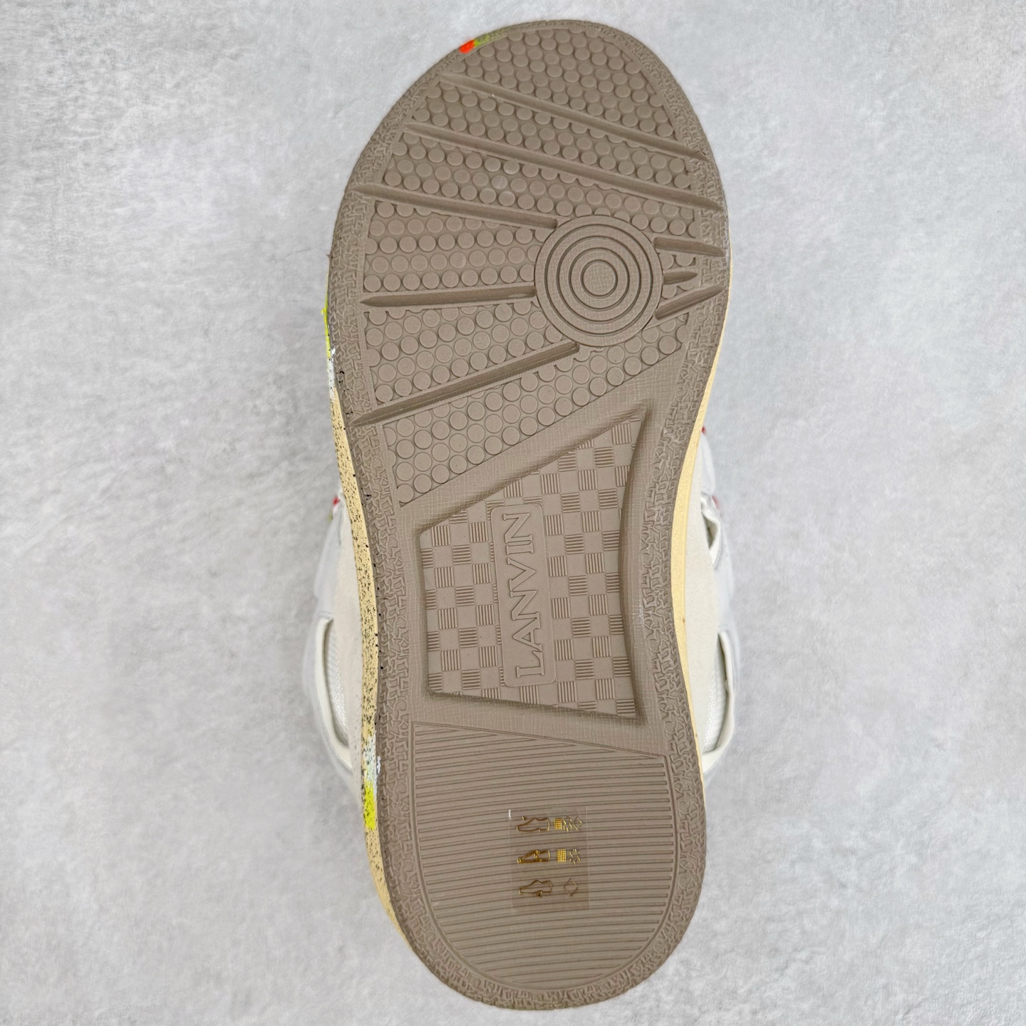 图片[20]-＃GD广顶 Lanvin Leather Curb Sneakers 浪凡三代走秀款潮流面包鞋 Leather是一款灵感源自90年代的运动鞋 设计自信 尺寸夸张 这款鞋由纳帕小牛皮、翻毛皮和网眼布制成 圆润的外形、加垫的鞋舌和弯曲的金属孔眼使这款精心打造的鞋格外舒适 官网一出热度火爆整个全球 各大网红也疯狂上脚 原版一比一开模重工艺制作 全鞋身采用东莞代工厂进口牛皮/环保牛反绒 进口电脑针车 数控针距精准无差 鞋头面冲孔整齐利落 金钢网织物 随机3D电喷泼墨 原磨具私模双色TPU大底 内里柔软透气太空棉面料 原版一致定制鞋带 全套原版一致包装 尺码：35 36 37 38 39 40 41 42 43 44 45 46-选品中心