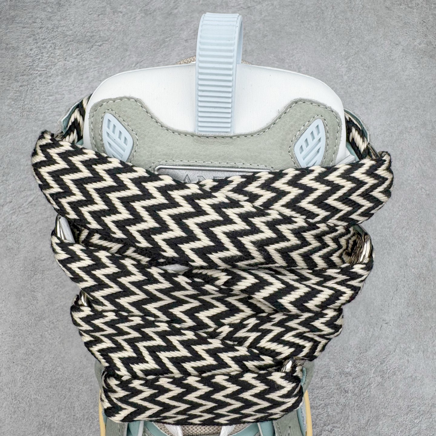 图片[5]-＃GD广顶 Lanvin Leather Curb Sneakers 浪凡三代走秀款潮流面包鞋 Leather是一款灵感源自90年代的运动鞋 设计自信 尺寸夸张 这款鞋由纳帕小牛皮、翻毛皮和网眼布制成 圆润的外形、加垫的鞋舌和弯曲的金属孔眼使这款精心打造的鞋格外舒适 官网一出热度火爆整个全球 各大网红也疯狂上脚 原版一比一开模重工艺制作 全鞋身采用东莞代工厂进口牛皮/环保牛反绒 进口电脑针车 数控针距精准无差 鞋头面冲孔整齐利落 金钢网织物 随机3D电喷泼墨 原磨具私模双色TPU大底 内里柔软透气太空棉面料 原版一致定制鞋带 全套原版一致包装 尺码：35 36 37 38 39 40 41 42 43 44 45 46-选品中心