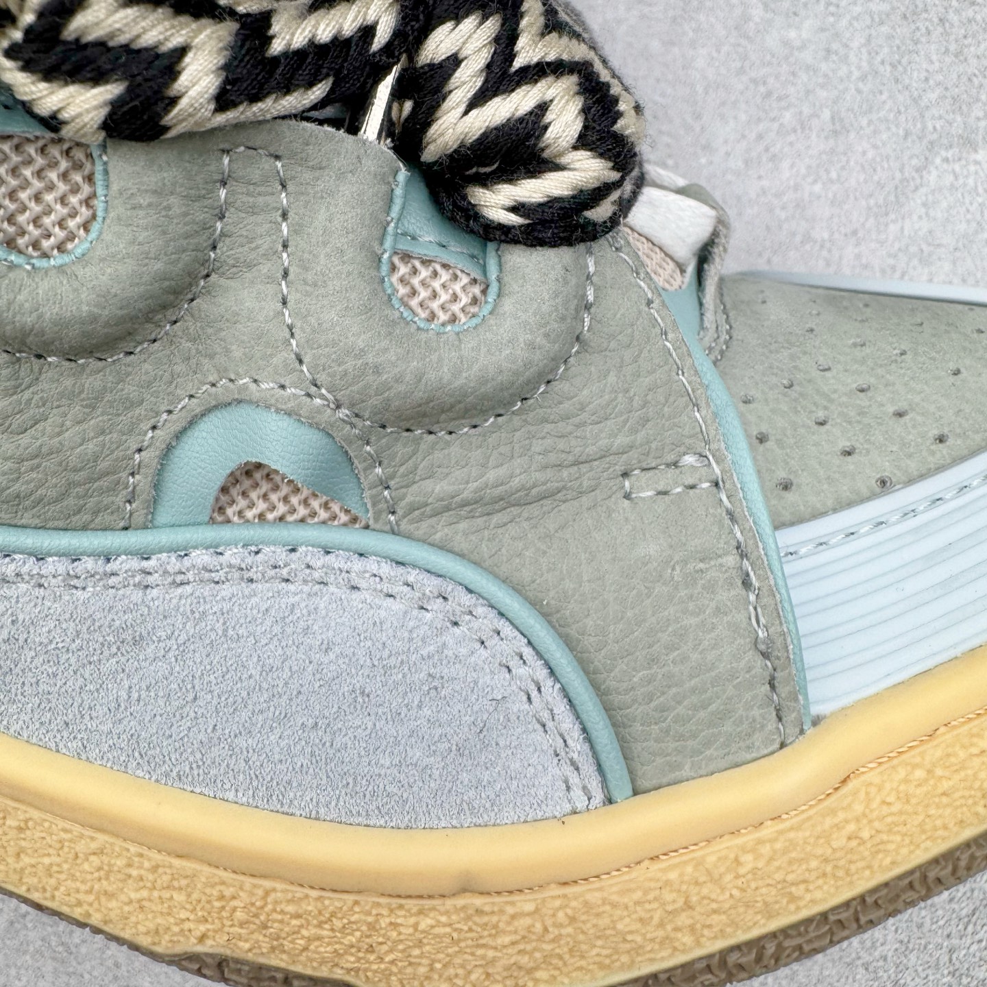 图片[15]-＃GD广顶 Lanvin Leather Curb Sneakers 浪凡三代走秀款潮流面包鞋 Leather是一款灵感源自90年代的运动鞋 设计自信 尺寸夸张 这款鞋由纳帕小牛皮、翻毛皮和网眼布制成 圆润的外形、加垫的鞋舌和弯曲的金属孔眼使这款精心打造的鞋格外舒适 官网一出热度火爆整个全球 各大网红也疯狂上脚 原版一比一开模重工艺制作 全鞋身采用东莞代工厂进口牛皮/环保牛反绒 进口电脑针车 数控针距精准无差 鞋头面冲孔整齐利落 金钢网织物 随机3D电喷泼墨 原磨具私模双色TPU大底 内里柔软透气太空棉面料 原版一致定制鞋带 全套原版一致包装 尺码：35 36 37 38 39 40 41 42 43 44 45 46-选品中心