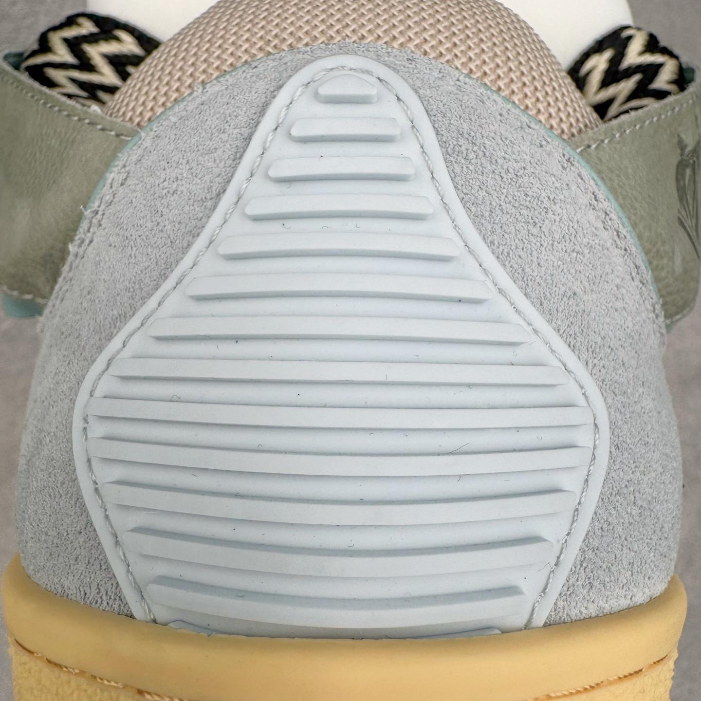 图片[19]-＃GD广顶 Lanvin Leather Curb Sneakers 浪凡三代走秀款潮流面包鞋 Leather是一款灵感源自90年代的运动鞋 设计自信 尺寸夸张 这款鞋由纳帕小牛皮、翻毛皮和网眼布制成 圆润的外形、加垫的鞋舌和弯曲的金属孔眼使这款精心打造的鞋格外舒适 官网一出热度火爆整个全球 各大网红也疯狂上脚 原版一比一开模重工艺制作 全鞋身采用东莞代工厂进口牛皮/环保牛反绒 进口电脑针车 数控针距精准无差 鞋头面冲孔整齐利落 金钢网织物 随机3D电喷泼墨 原磨具私模双色TPU大底 内里柔软透气太空棉面料 原版一致定制鞋带 全套原版一致包装 尺码：35 36 37 38 39 40 41 42 43 44 45 46-选品中心