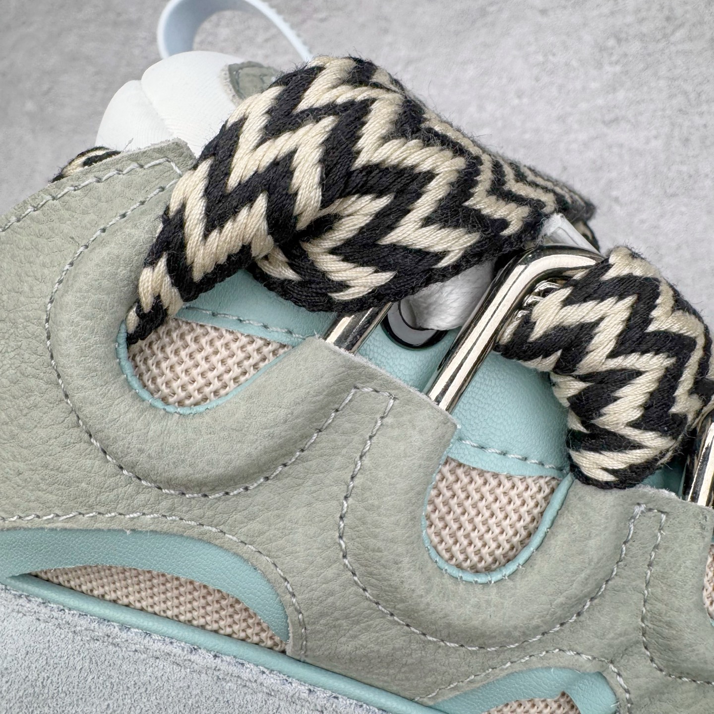 图片[16]-＃GD广顶 Lanvin Leather Curb Sneakers 浪凡三代走秀款潮流面包鞋 Leather是一款灵感源自90年代的运动鞋 设计自信 尺寸夸张 这款鞋由纳帕小牛皮、翻毛皮和网眼布制成 圆润的外形、加垫的鞋舌和弯曲的金属孔眼使这款精心打造的鞋格外舒适 官网一出热度火爆整个全球 各大网红也疯狂上脚 原版一比一开模重工艺制作 全鞋身采用东莞代工厂进口牛皮/环保牛反绒 进口电脑针车 数控针距精准无差 鞋头面冲孔整齐利落 金钢网织物 随机3D电喷泼墨 原磨具私模双色TPU大底 内里柔软透气太空棉面料 原版一致定制鞋带 全套原版一致包装 尺码：35 36 37 38 39 40 41 42 43 44 45 46-选品中心