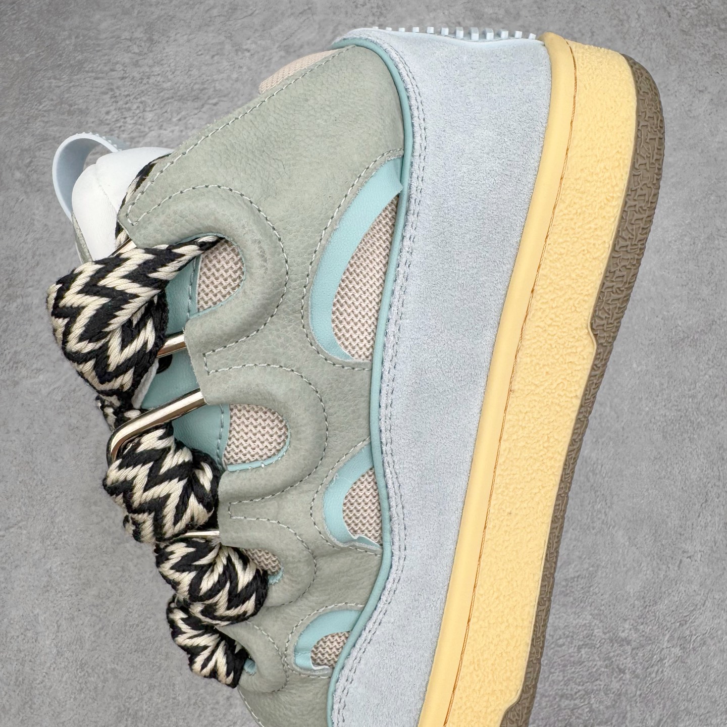 图片[7]-＃GD广顶 Lanvin Leather Curb Sneakers 浪凡三代走秀款潮流面包鞋 Leather是一款灵感源自90年代的运动鞋 设计自信 尺寸夸张 这款鞋由纳帕小牛皮、翻毛皮和网眼布制成 圆润的外形、加垫的鞋舌和弯曲的金属孔眼使这款精心打造的鞋格外舒适 官网一出热度火爆整个全球 各大网红也疯狂上脚 原版一比一开模重工艺制作 全鞋身采用东莞代工厂进口牛皮/环保牛反绒 进口电脑针车 数控针距精准无差 鞋头面冲孔整齐利落 金钢网织物 随机3D电喷泼墨 原磨具私模双色TPU大底 内里柔软透气太空棉面料 原版一致定制鞋带 全套原版一致包装 尺码：35 36 37 38 39 40 41 42 43 44 45 46-选品中心