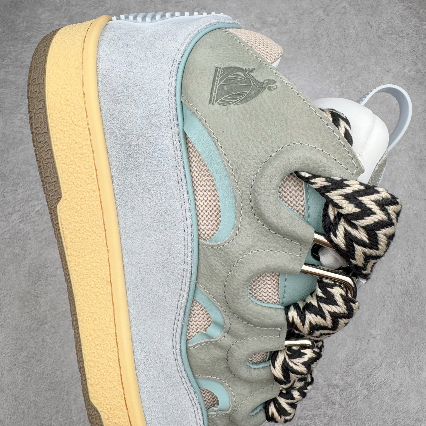 图片[6]-＃GD广顶 Lanvin Leather Curb Sneakers 浪凡三代走秀款潮流面包鞋 Leather是一款灵感源自90年代的运动鞋 设计自信 尺寸夸张 这款鞋由纳帕小牛皮、翻毛皮和网眼布制成 圆润的外形、加垫的鞋舌和弯曲的金属孔眼使这款精心打造的鞋格外舒适 官网一出热度火爆整个全球 各大网红也疯狂上脚 原版一比一开模重工艺制作 全鞋身采用东莞代工厂进口牛皮/环保牛反绒 进口电脑针车 数控针距精准无差 鞋头面冲孔整齐利落 金钢网织物 随机3D电喷泼墨 原磨具私模双色TPU大底 内里柔软透气太空棉面料 原版一致定制鞋带 全套原版一致包装 尺码：35 36 37 38 39 40 41 42 43 44 45 46-选品中心