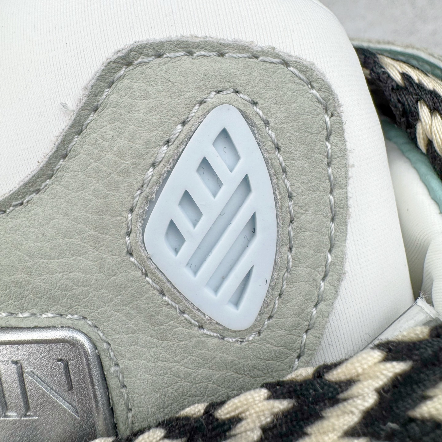 图片[10]-＃GD广顶 Lanvin Leather Curb Sneakers 浪凡三代走秀款潮流面包鞋 Leather是一款灵感源自90年代的运动鞋 设计自信 尺寸夸张 这款鞋由纳帕小牛皮、翻毛皮和网眼布制成 圆润的外形、加垫的鞋舌和弯曲的金属孔眼使这款精心打造的鞋格外舒适 官网一出热度火爆整个全球 各大网红也疯狂上脚 原版一比一开模重工艺制作 全鞋身采用东莞代工厂进口牛皮/环保牛反绒 进口电脑针车 数控针距精准无差 鞋头面冲孔整齐利落 金钢网织物 随机3D电喷泼墨 原磨具私模双色TPU大底 内里柔软透气太空棉面料 原版一致定制鞋带 全套原版一致包装 尺码：35 36 37 38 39 40 41 42 43 44 45 46-选品中心