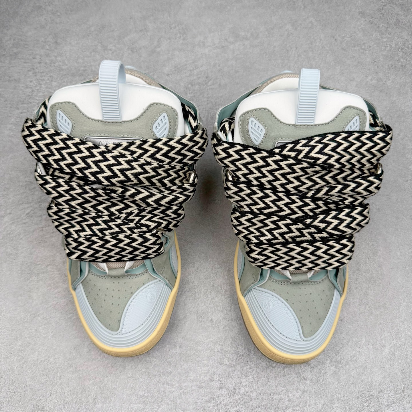 图片[2]-＃GD广顶 Lanvin Leather Curb Sneakers 浪凡三代走秀款潮流面包鞋 Leather是一款灵感源自90年代的运动鞋 设计自信 尺寸夸张 这款鞋由纳帕小牛皮、翻毛皮和网眼布制成 圆润的外形、加垫的鞋舌和弯曲的金属孔眼使这款精心打造的鞋格外舒适 官网一出热度火爆整个全球 各大网红也疯狂上脚 原版一比一开模重工艺制作 全鞋身采用东莞代工厂进口牛皮/环保牛反绒 进口电脑针车 数控针距精准无差 鞋头面冲孔整齐利落 金钢网织物 随机3D电喷泼墨 原磨具私模双色TPU大底 内里柔软透气太空棉面料 原版一致定制鞋带 全套原版一致包装 尺码：35 36 37 38 39 40 41 42 43 44 45 46-选品中心