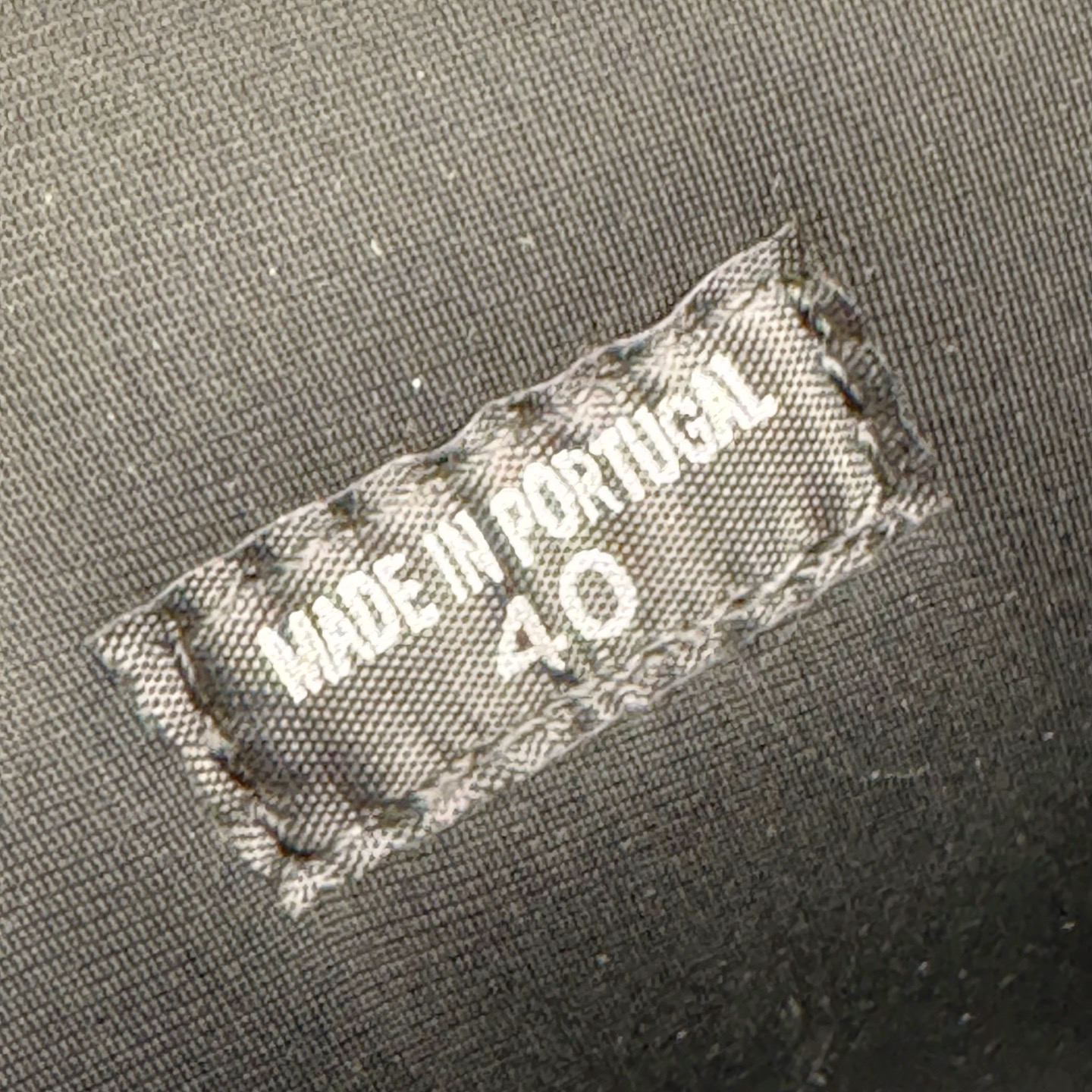 图片[11]-＃GD广顶 Lanvin Leather Curb Sneakers 浪凡三代走秀款潮流面包鞋 Leather是一款灵感源自90年代的运动鞋 设计自信 尺寸夸张 这款鞋由纳帕小牛皮、翻毛皮和网眼布制成 圆润的外形、加垫的鞋舌和弯曲的金属孔眼使这款精心打造的鞋格外舒适 官网一出热度火爆整个全球 各大网红也疯狂上脚 原版一比一开模重工艺制作 全鞋身采用东莞代工厂进口牛皮/环保牛反绒 进口电脑针车 数控针距精准无差 鞋头面冲孔整齐利落 金钢网织物 随机3D电喷泼墨 原磨具私模双色TPU大底 内里柔软透气太空棉面料 原版一致定制鞋带 全套原版一致包装 尺码：35 36 37 38 39 40 41 42 43 44 45 46-选品中心