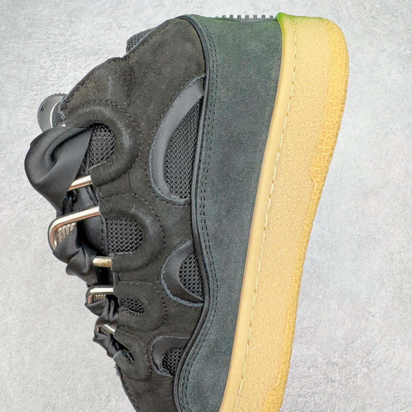 图片[7]-＃GD广顶 Lanvin Leather Curb Sneakers 浪凡三代走秀款潮流面包鞋 Leather是一款灵感源自90年代的运动鞋 设计自信 尺寸夸张 这款鞋由纳帕小牛皮、翻毛皮和网眼布制成 圆润的外形、加垫的鞋舌和弯曲的金属孔眼使这款精心打造的鞋格外舒适 官网一出热度火爆整个全球 各大网红也疯狂上脚 原版一比一开模重工艺制作 全鞋身采用东莞代工厂进口牛皮/环保牛反绒 进口电脑针车 数控针距精准无差 鞋头面冲孔整齐利落 金钢网织物 随机3D电喷泼墨 原磨具私模双色TPU大底 内里柔软透气太空棉面料 原版一致定制鞋带 全套原版一致包装 尺码：35 36 37 38 39 40 41 42 43 44 45 46-选品中心