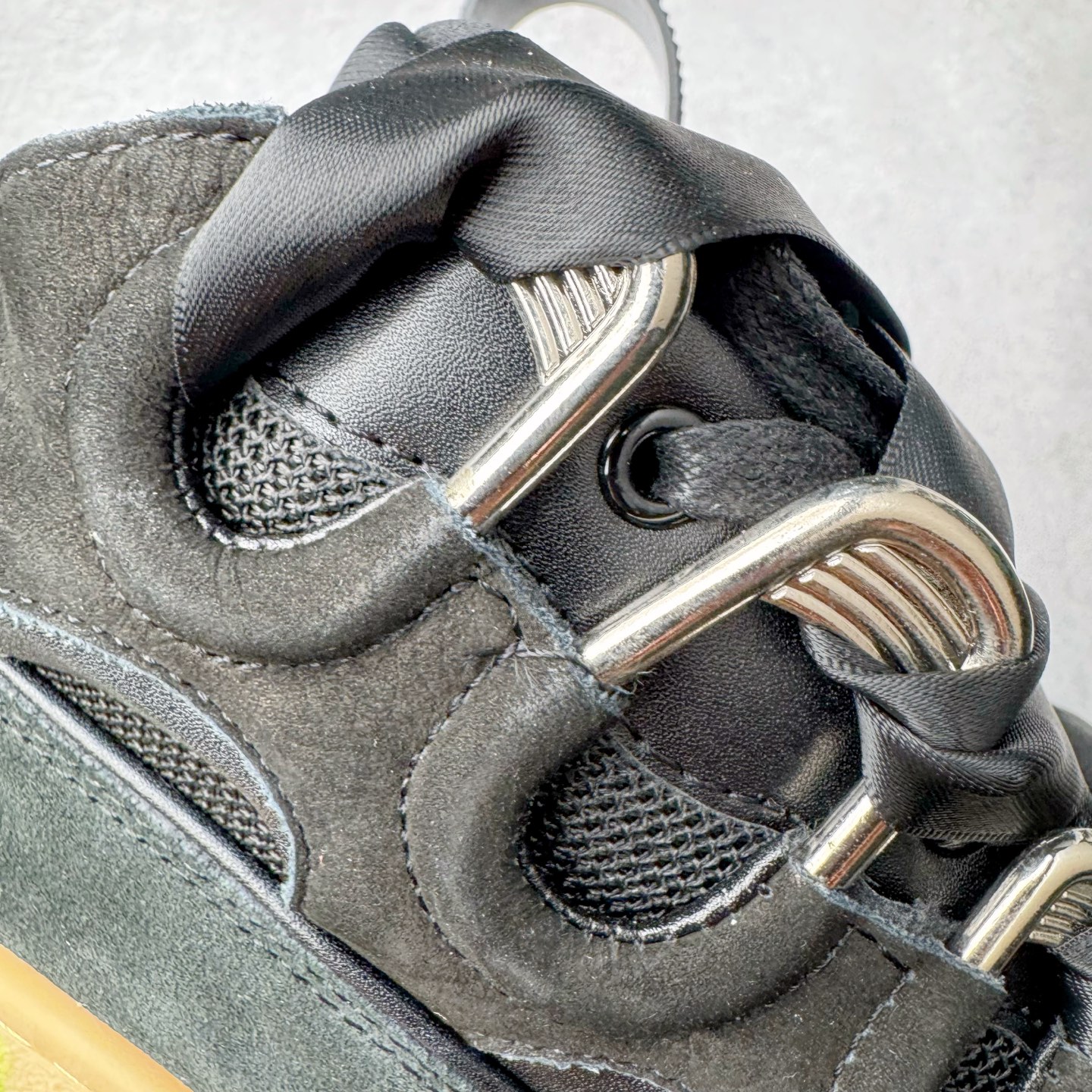 图片[16]-＃GD广顶 Lanvin Leather Curb Sneakers 浪凡三代走秀款潮流面包鞋 Leather是一款灵感源自90年代的运动鞋 设计自信 尺寸夸张 这款鞋由纳帕小牛皮、翻毛皮和网眼布制成 圆润的外形、加垫的鞋舌和弯曲的金属孔眼使这款精心打造的鞋格外舒适 官网一出热度火爆整个全球 各大网红也疯狂上脚 原版一比一开模重工艺制作 全鞋身采用东莞代工厂进口牛皮/环保牛反绒 进口电脑针车 数控针距精准无差 鞋头面冲孔整齐利落 金钢网织物 随机3D电喷泼墨 原磨具私模双色TPU大底 内里柔软透气太空棉面料 原版一致定制鞋带 全套原版一致包装 尺码：35 36 37 38 39 40 41 42 43 44 45 46-选品中心