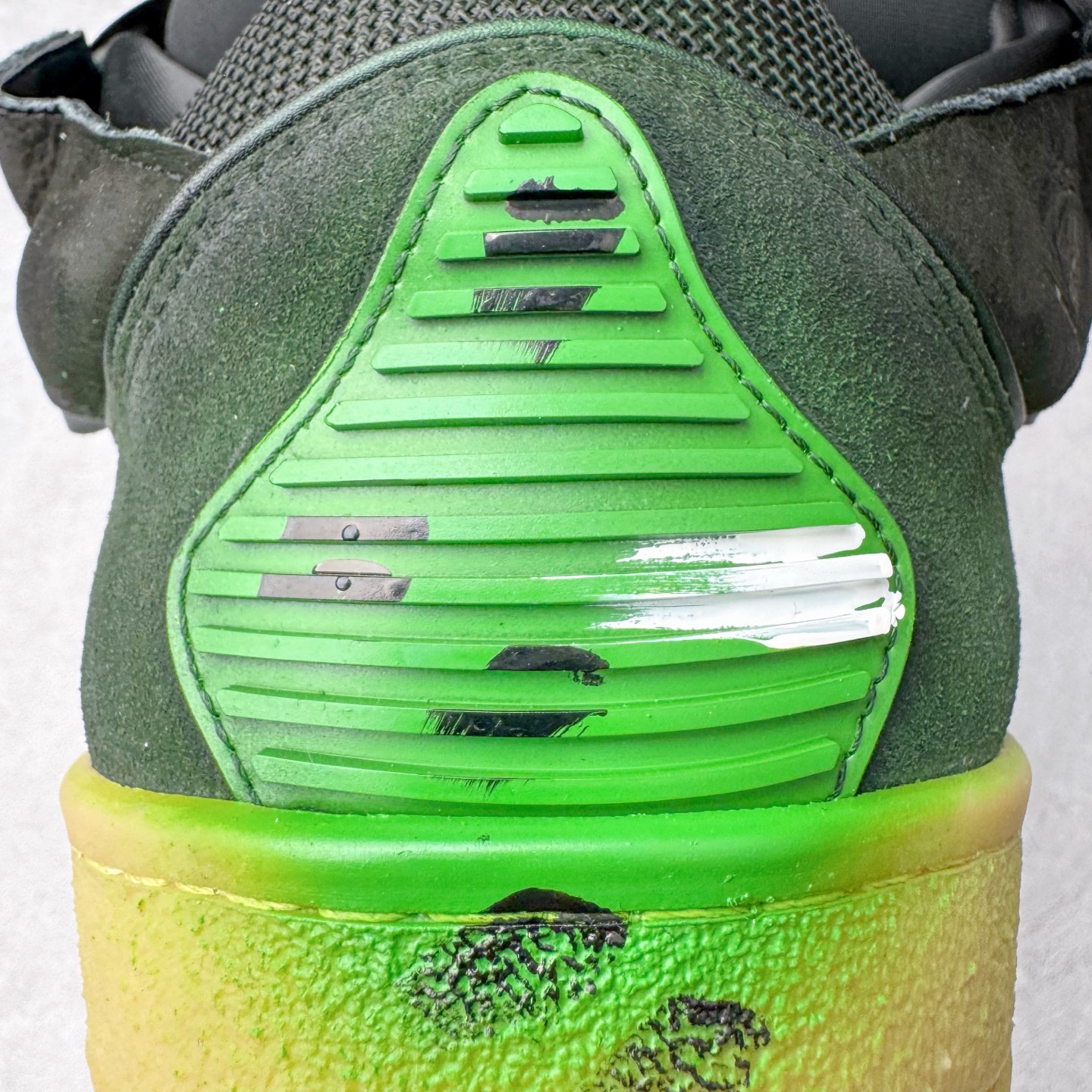 图片[14]-＃GD广顶 Lanvin Leather Curb Sneakers 浪凡三代走秀款潮流面包鞋 Leather是一款灵感源自90年代的运动鞋 设计自信 尺寸夸张 这款鞋由纳帕小牛皮、翻毛皮和网眼布制成 圆润的外形、加垫的鞋舌和弯曲的金属孔眼使这款精心打造的鞋格外舒适 官网一出热度火爆整个全球 各大网红也疯狂上脚 原版一比一开模重工艺制作 全鞋身采用东莞代工厂进口牛皮/环保牛反绒 进口电脑针车 数控针距精准无差 鞋头面冲孔整齐利落 金钢网织物 随机3D电喷泼墨 原磨具私模双色TPU大底 内里柔软透气太空棉面料 原版一致定制鞋带 全套原版一致包装 尺码：35 36 37 38 39 40 41 42 43 44 45 46-选品中心