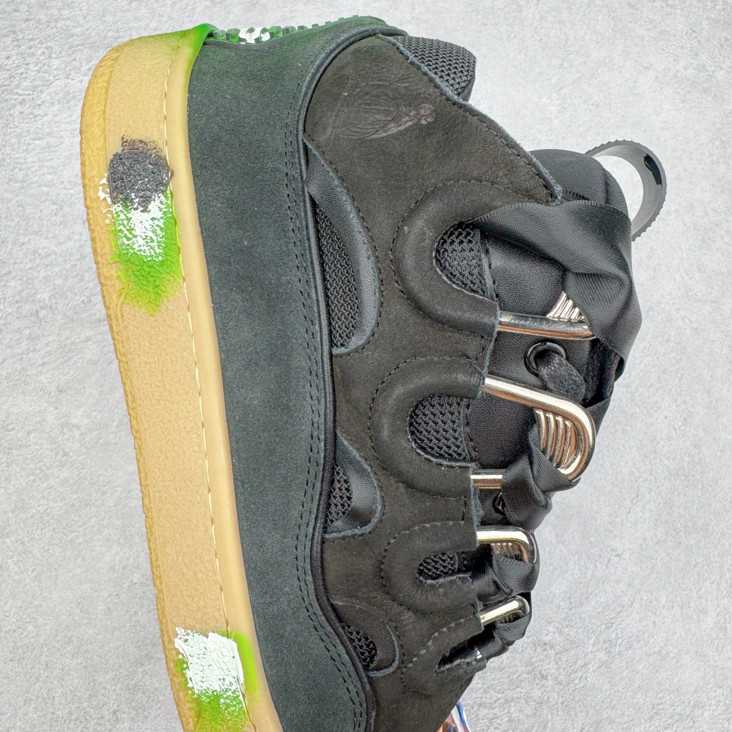 图片[6]-＃GD广顶 Lanvin Leather Curb Sneakers 浪凡三代走秀款潮流面包鞋 Leather是一款灵感源自90年代的运动鞋 设计自信 尺寸夸张 这款鞋由纳帕小牛皮、翻毛皮和网眼布制成 圆润的外形、加垫的鞋舌和弯曲的金属孔眼使这款精心打造的鞋格外舒适 官网一出热度火爆整个全球 各大网红也疯狂上脚 原版一比一开模重工艺制作 全鞋身采用东莞代工厂进口牛皮/环保牛反绒 进口电脑针车 数控针距精准无差 鞋头面冲孔整齐利落 金钢网织物 随机3D电喷泼墨 原磨具私模双色TPU大底 内里柔软透气太空棉面料 原版一致定制鞋带 全套原版一致包装 尺码：35 36 37 38 39 40 41 42 43 44 45 46-选品中心