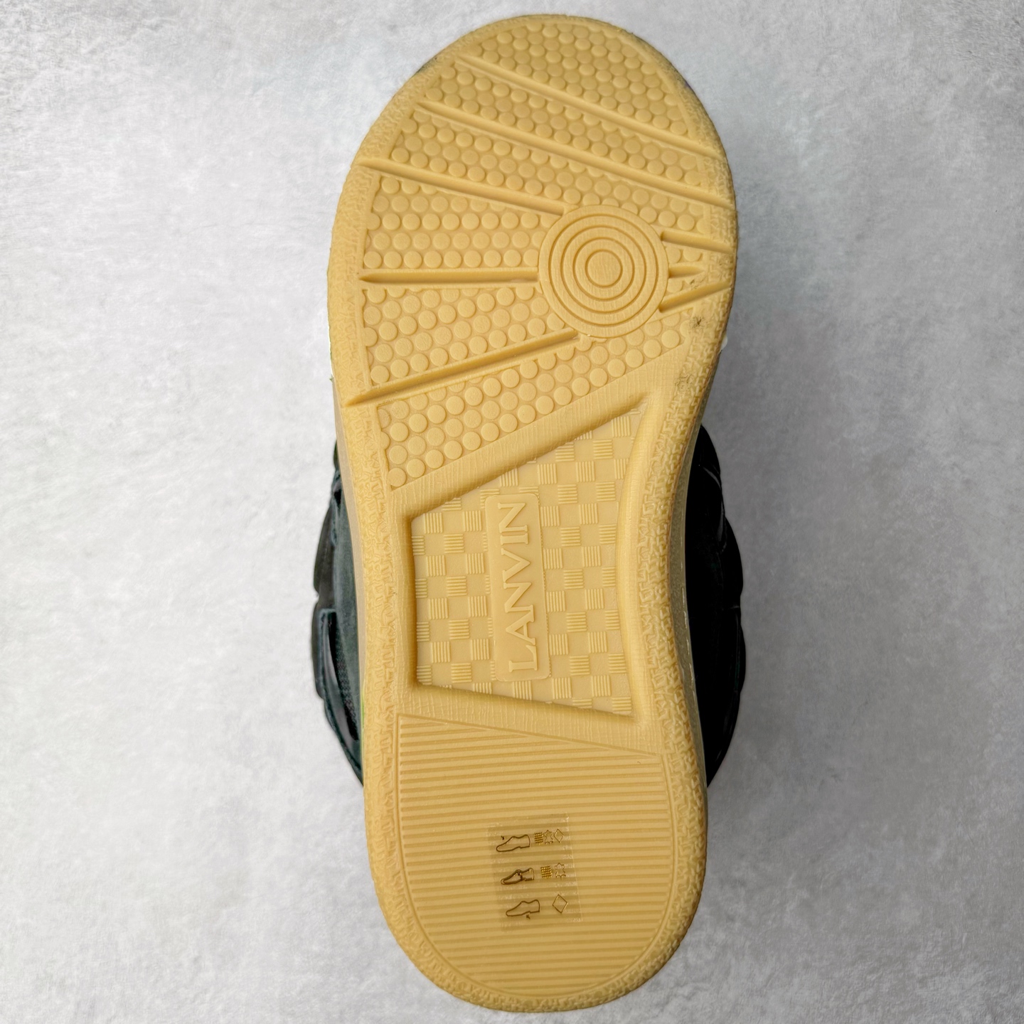 图片[9]-＃GD广顶 Lanvin Leather Curb Sneakers 浪凡三代走秀款潮流面包鞋 Leather是一款灵感源自90年代的运动鞋 设计自信 尺寸夸张 这款鞋由纳帕小牛皮、翻毛皮和网眼布制成 圆润的外形、加垫的鞋舌和弯曲的金属孔眼使这款精心打造的鞋格外舒适 官网一出热度火爆整个全球 各大网红也疯狂上脚 原版一比一开模重工艺制作 全鞋身采用东莞代工厂进口牛皮/环保牛反绒 进口电脑针车 数控针距精准无差 鞋头面冲孔整齐利落 金钢网织物 随机3D电喷泼墨 原磨具私模双色TPU大底 内里柔软透气太空棉面料 原版一致定制鞋带 全套原版一致包装 尺码：35 36 37 38 39 40 41 42 43 44 45 46-选品中心