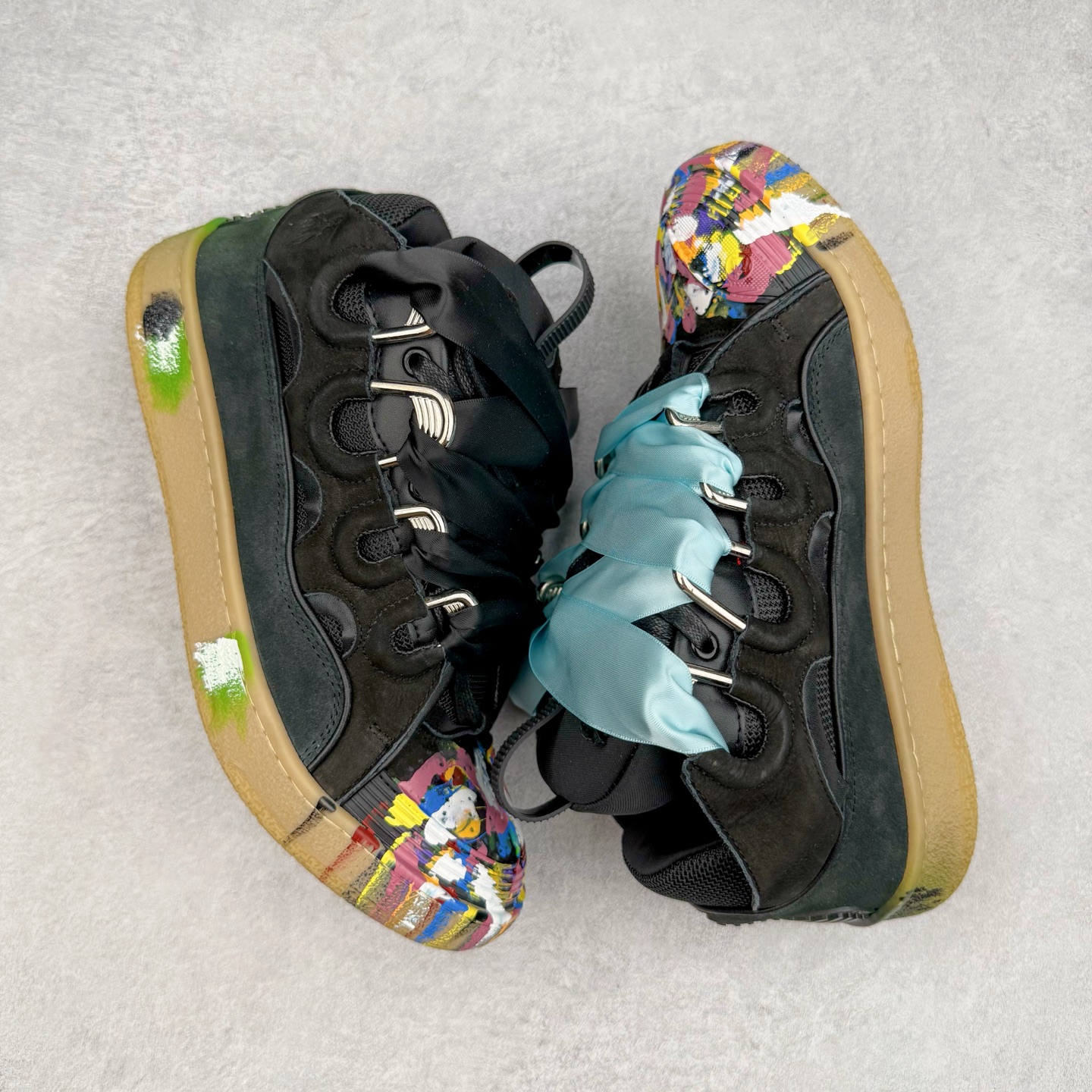 图片[3]-＃GD广顶 Lanvin Leather Curb Sneakers 浪凡三代走秀款潮流面包鞋 Leather是一款灵感源自90年代的运动鞋 设计自信 尺寸夸张 这款鞋由纳帕小牛皮、翻毛皮和网眼布制成 圆润的外形、加垫的鞋舌和弯曲的金属孔眼使这款精心打造的鞋格外舒适 官网一出热度火爆整个全球 各大网红也疯狂上脚 原版一比一开模重工艺制作 全鞋身采用东莞代工厂进口牛皮/环保牛反绒 进口电脑针车 数控针距精准无差 鞋头面冲孔整齐利落 金钢网织物 随机3D电喷泼墨 原磨具私模双色TPU大底 内里柔软透气太空棉面料 原版一致定制鞋带 全套原版一致包装 尺码：35 36 37 38 39 40 41 42 43 44 45 46-选品中心
