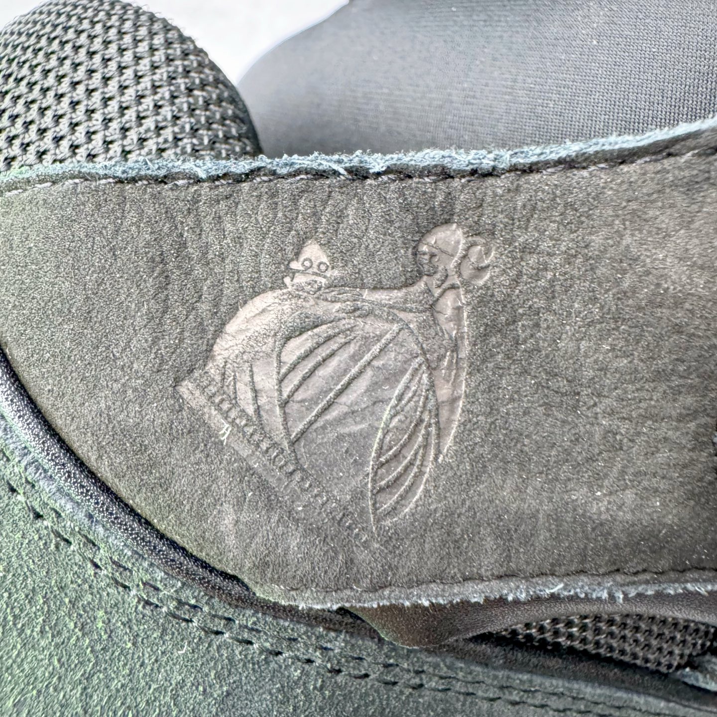 图片[15]-＃GD广顶 Lanvin Leather Curb Sneakers 浪凡三代走秀款潮流面包鞋 Leather是一款灵感源自90年代的运动鞋 设计自信 尺寸夸张 这款鞋由纳帕小牛皮、翻毛皮和网眼布制成 圆润的外形、加垫的鞋舌和弯曲的金属孔眼使这款精心打造的鞋格外舒适 官网一出热度火爆整个全球 各大网红也疯狂上脚 原版一比一开模重工艺制作 全鞋身采用东莞代工厂进口牛皮/环保牛反绒 进口电脑针车 数控针距精准无差 鞋头面冲孔整齐利落 金钢网织物 随机3D电喷泼墨 原磨具私模双色TPU大底 内里柔软透气太空棉面料 原版一致定制鞋带 全套原版一致包装 尺码：35 36 37 38 39 40 41 42 43 44 45 46-选品中心