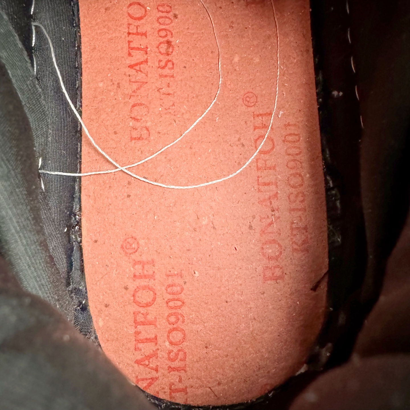 图片[10]-＃GD广顶 Lanvin Leather Curb Sneakers 浪凡三代走秀款潮流面包鞋 Leather是一款灵感源自90年代的运动鞋 设计自信 尺寸夸张 这款鞋由纳帕小牛皮、翻毛皮和网眼布制成 圆润的外形、加垫的鞋舌和弯曲的金属孔眼使这款精心打造的鞋格外舒适 官网一出热度火爆整个全球 各大网红也疯狂上脚 原版一比一开模重工艺制作 全鞋身采用东莞代工厂进口牛皮/环保牛反绒 进口电脑针车 数控针距精准无差 鞋头面冲孔整齐利落 金钢网织物 随机3D电喷泼墨 原磨具私模双色TPU大底 内里柔软透气太空棉面料 原版一致定制鞋带 全套原版一致包装 尺码：35 36 37 38 39 40 41 42 43 44 45 46-选品中心