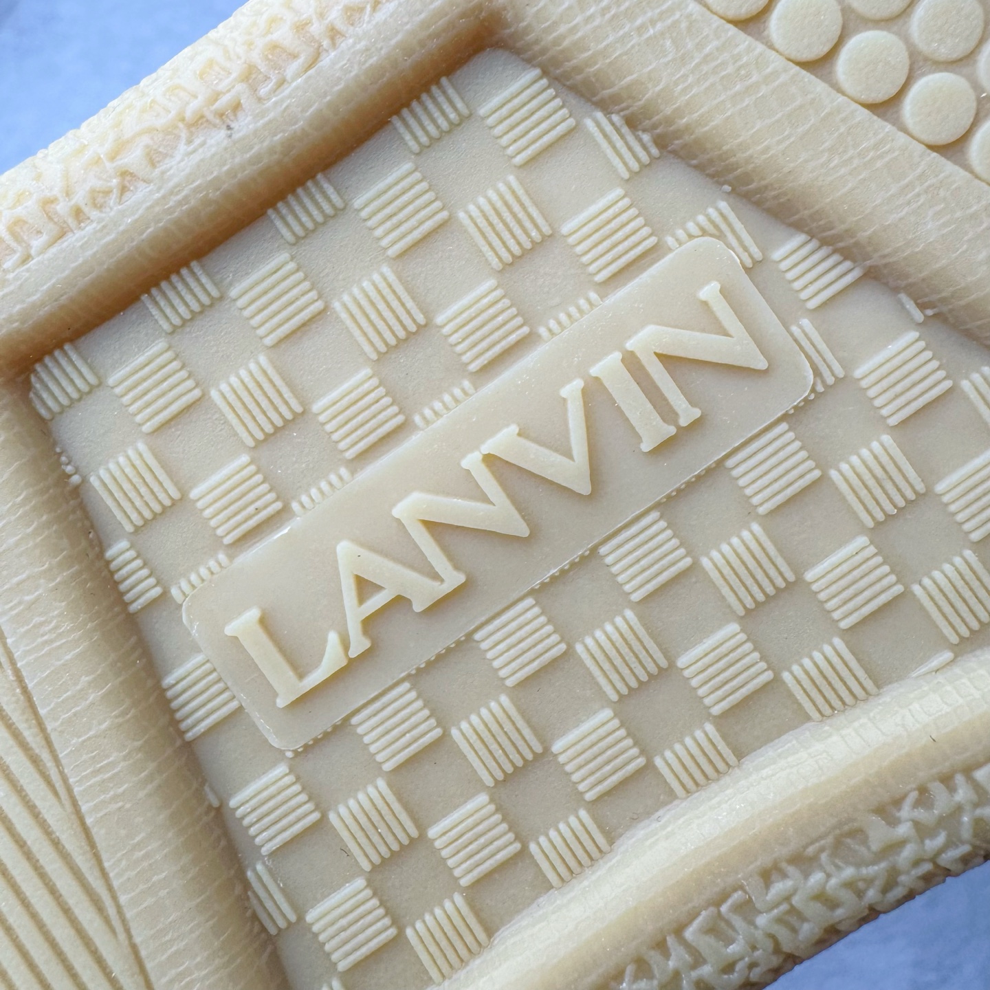 图片[18]-＃GD广顶 Lanvin Leather Curb Sneakers 浪凡三代走秀款潮流面包鞋 Leather是一款灵感源自90年代的运动鞋 设计自信 尺寸夸张 这款鞋由纳帕小牛皮、翻毛皮和网眼布制成 圆润的外形、加垫的鞋舌和弯曲的金属孔眼使这款精心打造的鞋格外舒适 官网一出热度火爆整个全球 各大网红也疯狂上脚 原版一比一开模重工艺制作 全鞋身采用东莞代工厂进口牛皮/环保牛反绒 进口电脑针车 数控针距精准无差 鞋头面冲孔整齐利落 金钢网织物 随机3D电喷泼墨 原磨具私模双色TPU大底 内里柔软透气太空棉面料 原版一致定制鞋带 全套原版一致包装 尺码：35 36 37 38 39 40 41 42 43 44 45 46-选品中心