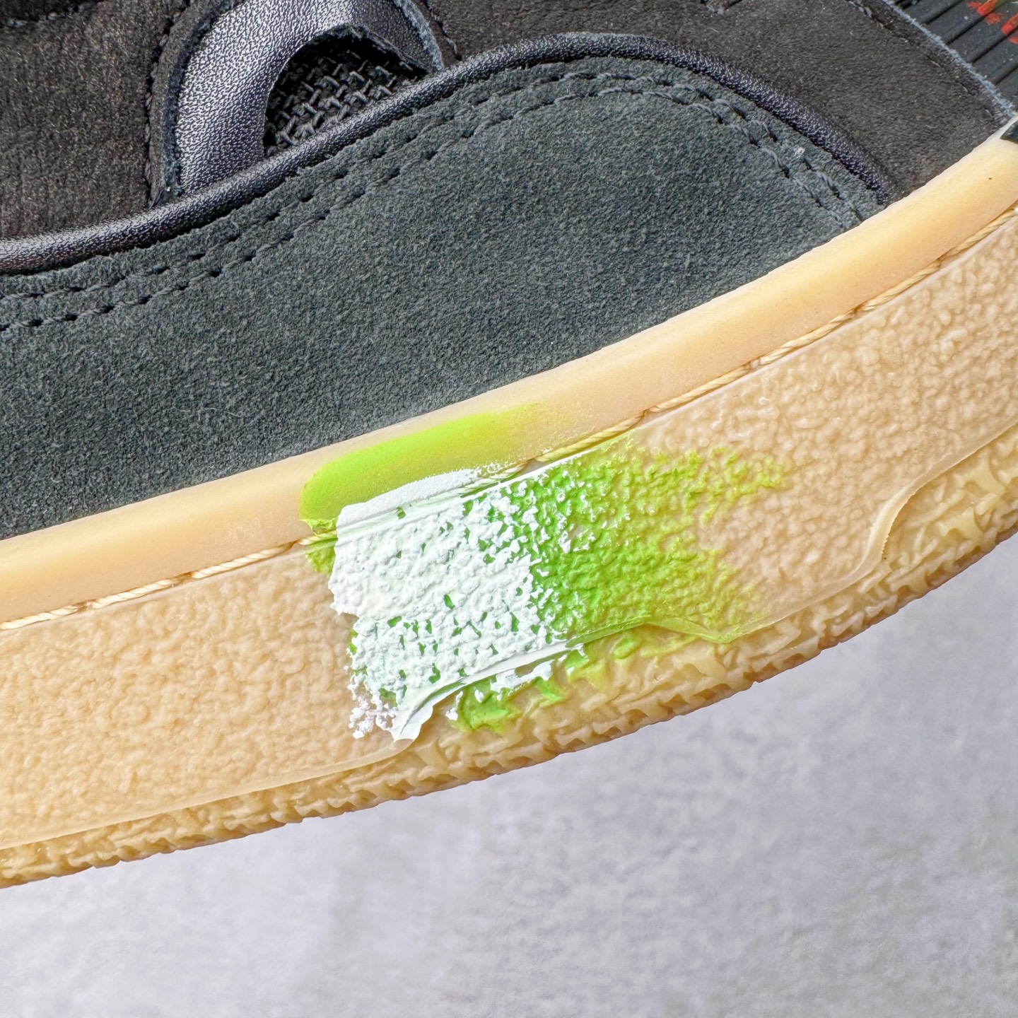 图片[17]-＃GD广顶 Lanvin Leather Curb Sneakers 浪凡三代走秀款潮流面包鞋 Leather是一款灵感源自90年代的运动鞋 设计自信 尺寸夸张 这款鞋由纳帕小牛皮、翻毛皮和网眼布制成 圆润的外形、加垫的鞋舌和弯曲的金属孔眼使这款精心打造的鞋格外舒适 官网一出热度火爆整个全球 各大网红也疯狂上脚 原版一比一开模重工艺制作 全鞋身采用东莞代工厂进口牛皮/环保牛反绒 进口电脑针车 数控针距精准无差 鞋头面冲孔整齐利落 金钢网织物 随机3D电喷泼墨 原磨具私模双色TPU大底 内里柔软透气太空棉面料 原版一致定制鞋带 全套原版一致包装 尺码：35 36 37 38 39 40 41 42 43 44 45 46-选品中心