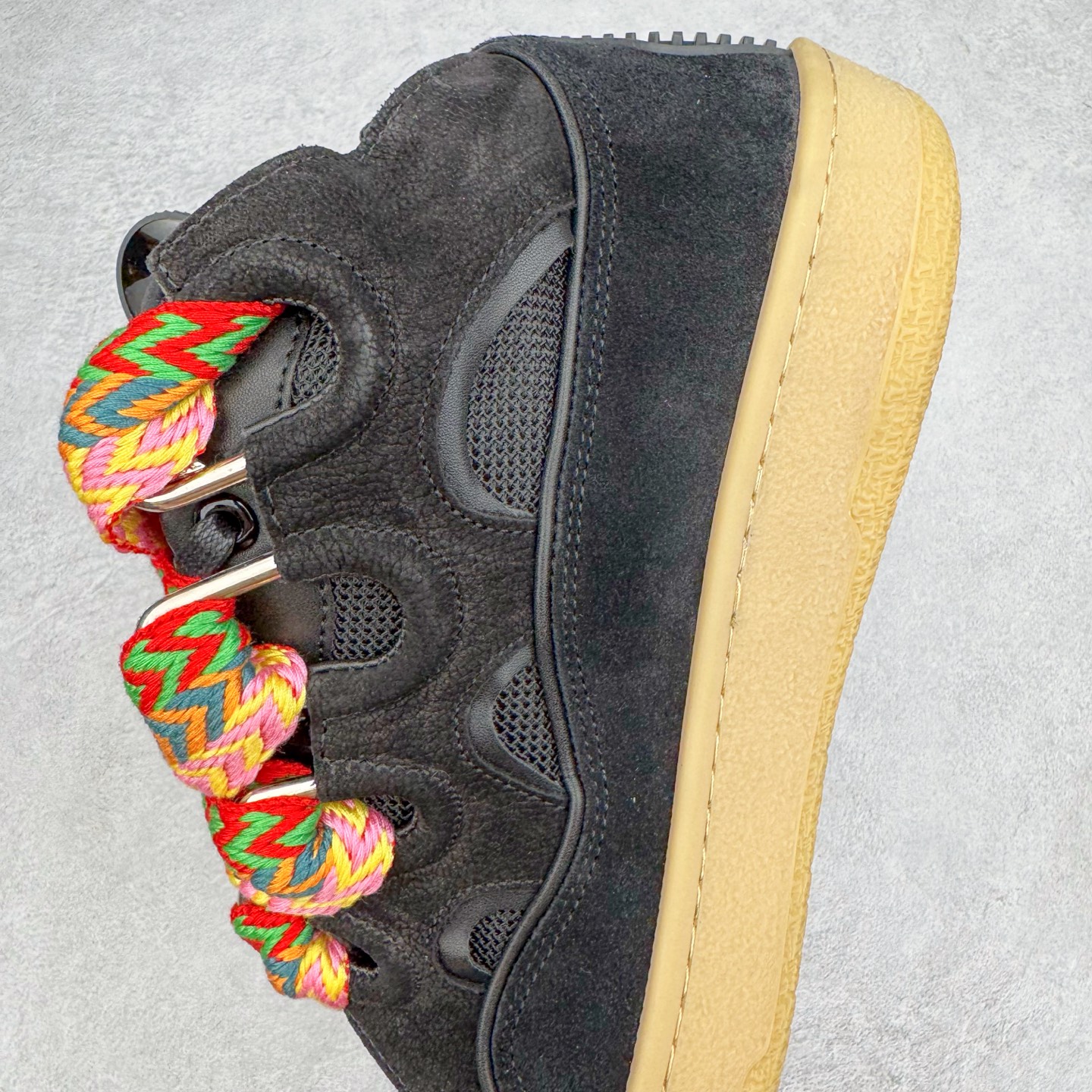 图片[7]-＃GD广顶 Lanvin Leather Curb Sneakers 浪凡三代走秀款潮流面包鞋 Leather是一款灵感源自90年代的运动鞋 设计自信 尺寸夸张 这款鞋由纳帕小牛皮、翻毛皮和网眼布制成 圆润的外形、加垫的鞋舌和弯曲的金属孔眼使这款精心打造的鞋格外舒适 官网一出热度火爆整个全球 各大网红也疯狂上脚 原版一比一开模重工艺制作 全鞋身采用东莞代工厂进口牛皮/环保牛反绒 进口电脑针车 数控针距精准无差 鞋头面冲孔整齐利落 金钢网织物 随机3D电喷泼墨 原磨具私模双色TPU大底 内里柔软透气太空棉面料 原版一致定制鞋带 全套原版一致包装 尺码：35 36 37 38 39 40 41 42 43 44 45 46-选品中心