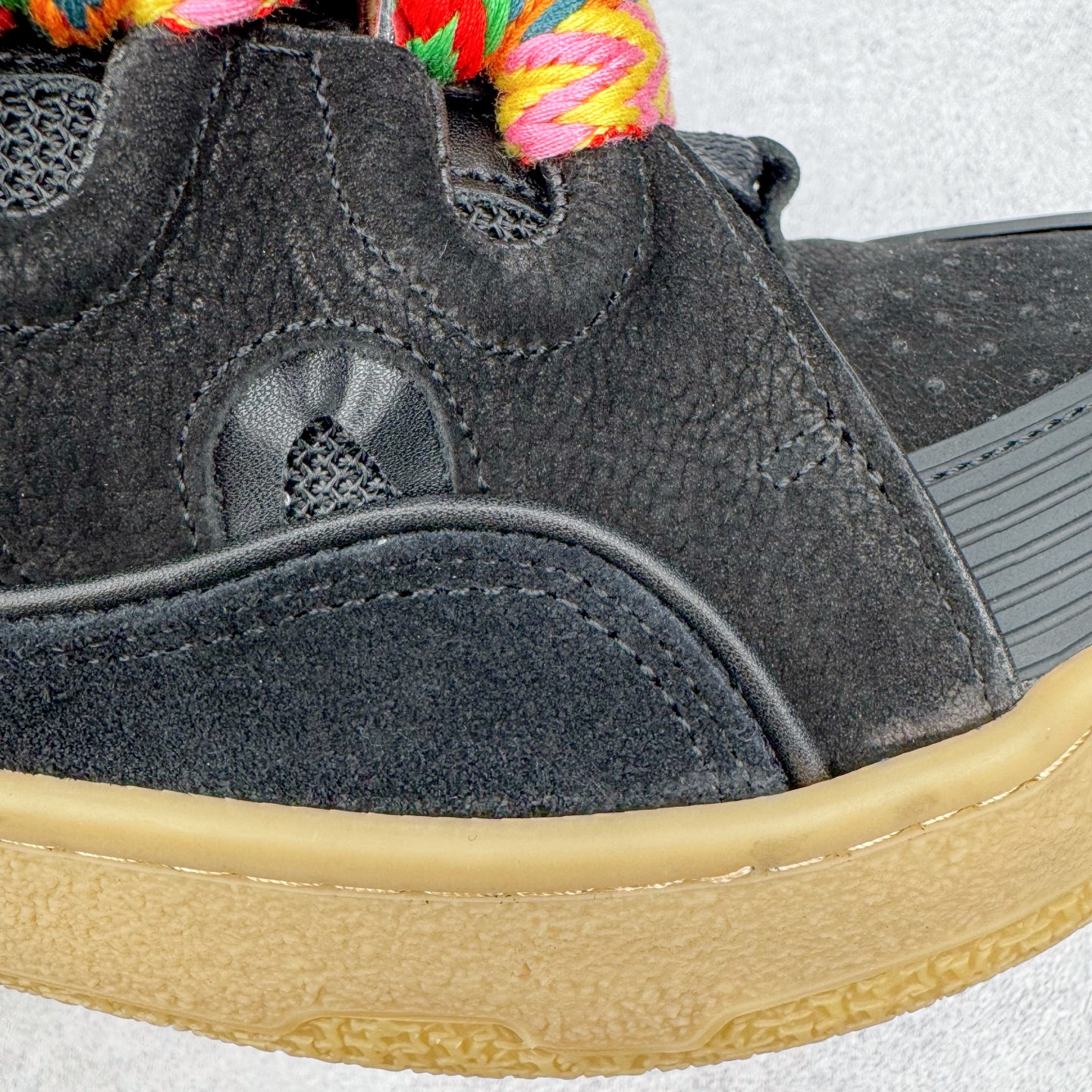 图片[16]-＃GD广顶 Lanvin Leather Curb Sneakers 浪凡三代走秀款潮流面包鞋 Leather是一款灵感源自90年代的运动鞋 设计自信 尺寸夸张 这款鞋由纳帕小牛皮、翻毛皮和网眼布制成 圆润的外形、加垫的鞋舌和弯曲的金属孔眼使这款精心打造的鞋格外舒适 官网一出热度火爆整个全球 各大网红也疯狂上脚 原版一比一开模重工艺制作 全鞋身采用东莞代工厂进口牛皮/环保牛反绒 进口电脑针车 数控针距精准无差 鞋头面冲孔整齐利落 金钢网织物 随机3D电喷泼墨 原磨具私模双色TPU大底 内里柔软透气太空棉面料 原版一致定制鞋带 全套原版一致包装 尺码：35 36 37 38 39 40 41 42 43 44 45 46-选品中心