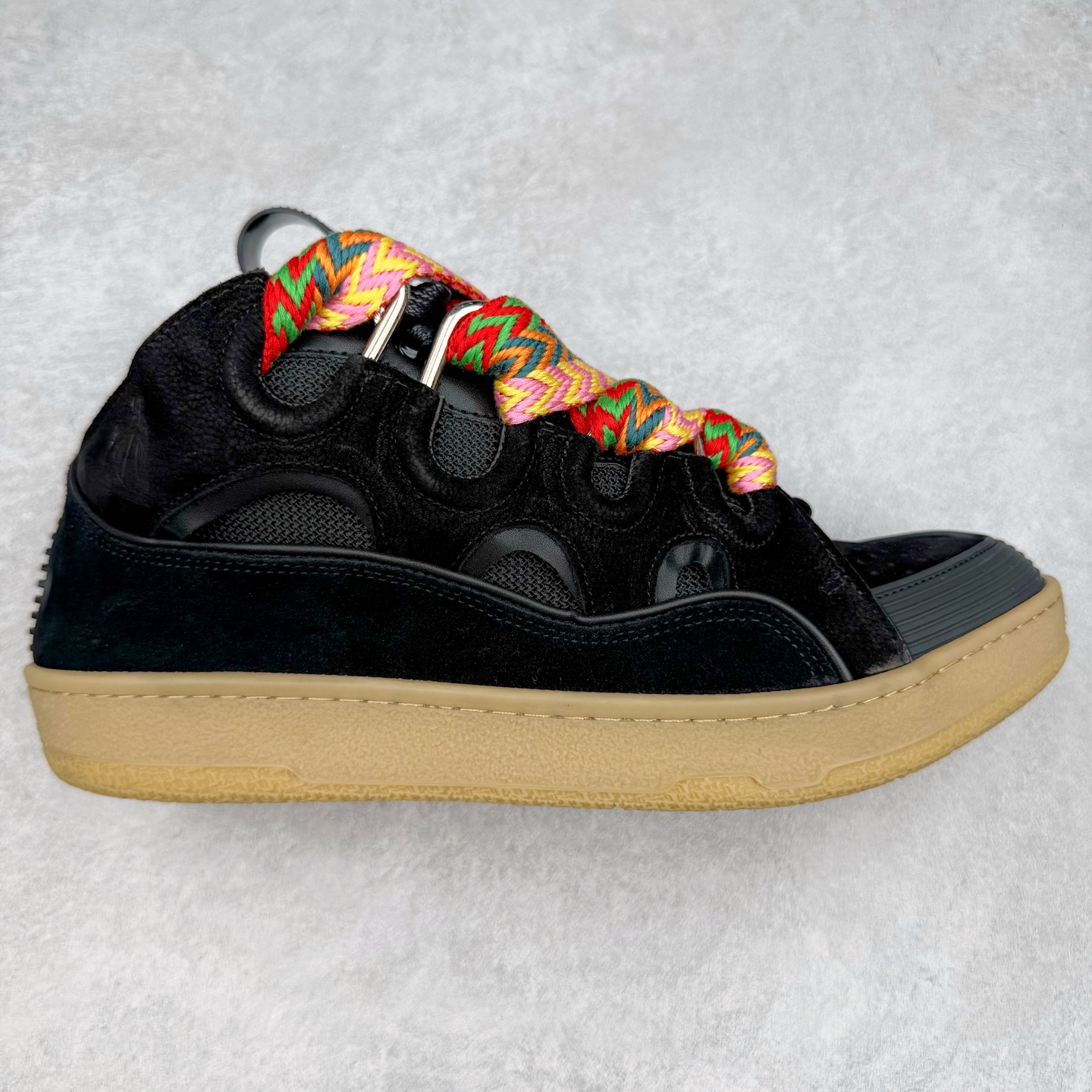 图片[8]-＃GD广顶 Lanvin Leather Curb Sneakers 浪凡三代走秀款潮流面包鞋 Leather是一款灵感源自90年代的运动鞋 设计自信 尺寸夸张 这款鞋由纳帕小牛皮、翻毛皮和网眼布制成 圆润的外形、加垫的鞋舌和弯曲的金属孔眼使这款精心打造的鞋格外舒适 官网一出热度火爆整个全球 各大网红也疯狂上脚 原版一比一开模重工艺制作 全鞋身采用东莞代工厂进口牛皮/环保牛反绒 进口电脑针车 数控针距精准无差 鞋头面冲孔整齐利落 金钢网织物 随机3D电喷泼墨 原磨具私模双色TPU大底 内里柔软透气太空棉面料 原版一致定制鞋带 全套原版一致包装 尺码：35 36 37 38 39 40 41 42 43 44 45 46-选品中心