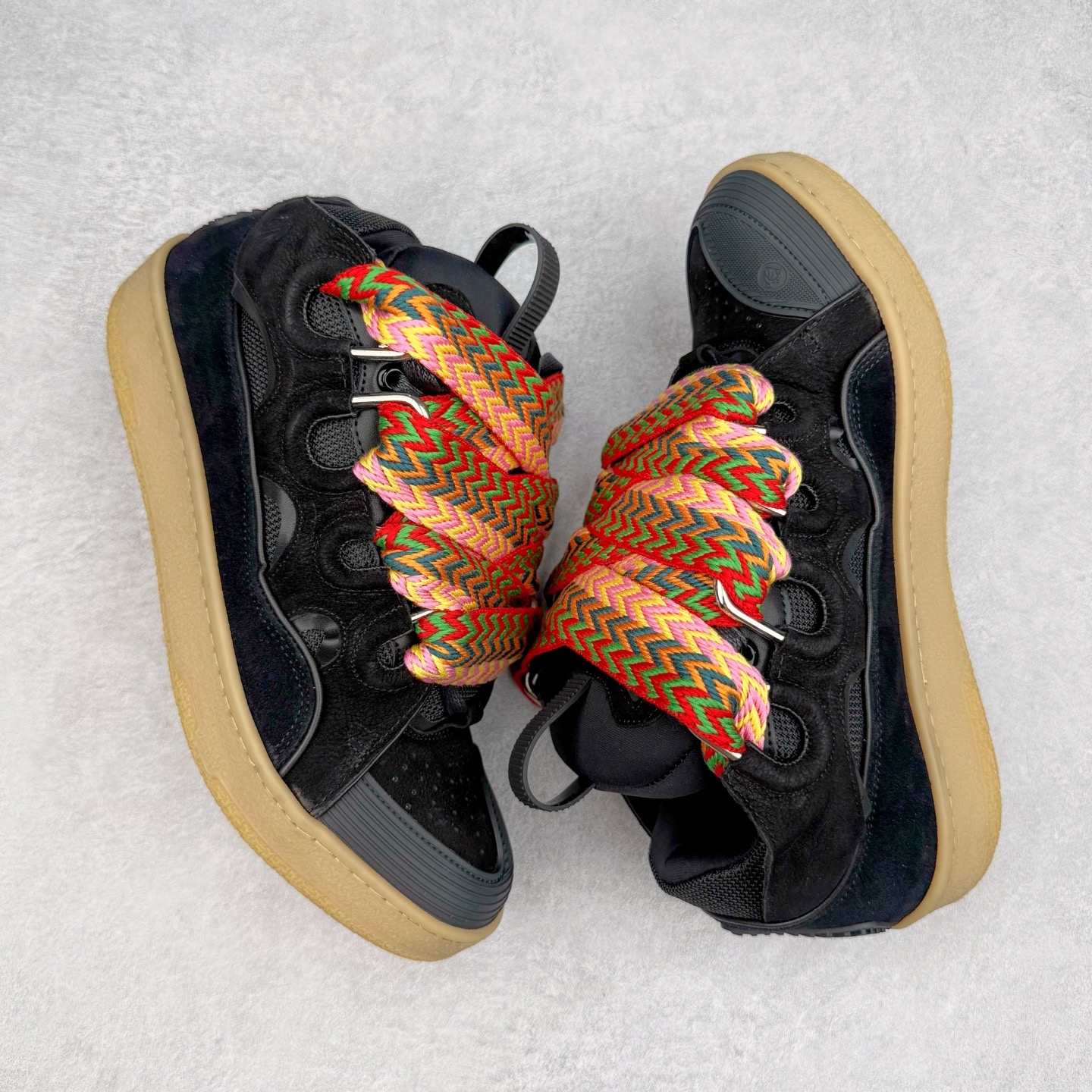 图片[3]-＃GD广顶 Lanvin Leather Curb Sneakers 浪凡三代走秀款潮流面包鞋 Leather是一款灵感源自90年代的运动鞋 设计自信 尺寸夸张 这款鞋由纳帕小牛皮、翻毛皮和网眼布制成 圆润的外形、加垫的鞋舌和弯曲的金属孔眼使这款精心打造的鞋格外舒适 官网一出热度火爆整个全球 各大网红也疯狂上脚 原版一比一开模重工艺制作 全鞋身采用东莞代工厂进口牛皮/环保牛反绒 进口电脑针车 数控针距精准无差 鞋头面冲孔整齐利落 金钢网织物 随机3D电喷泼墨 原磨具私模双色TPU大底 内里柔软透气太空棉面料 原版一致定制鞋带 全套原版一致包装 尺码：35 36 37 38 39 40 41 42 43 44 45 46-选品中心