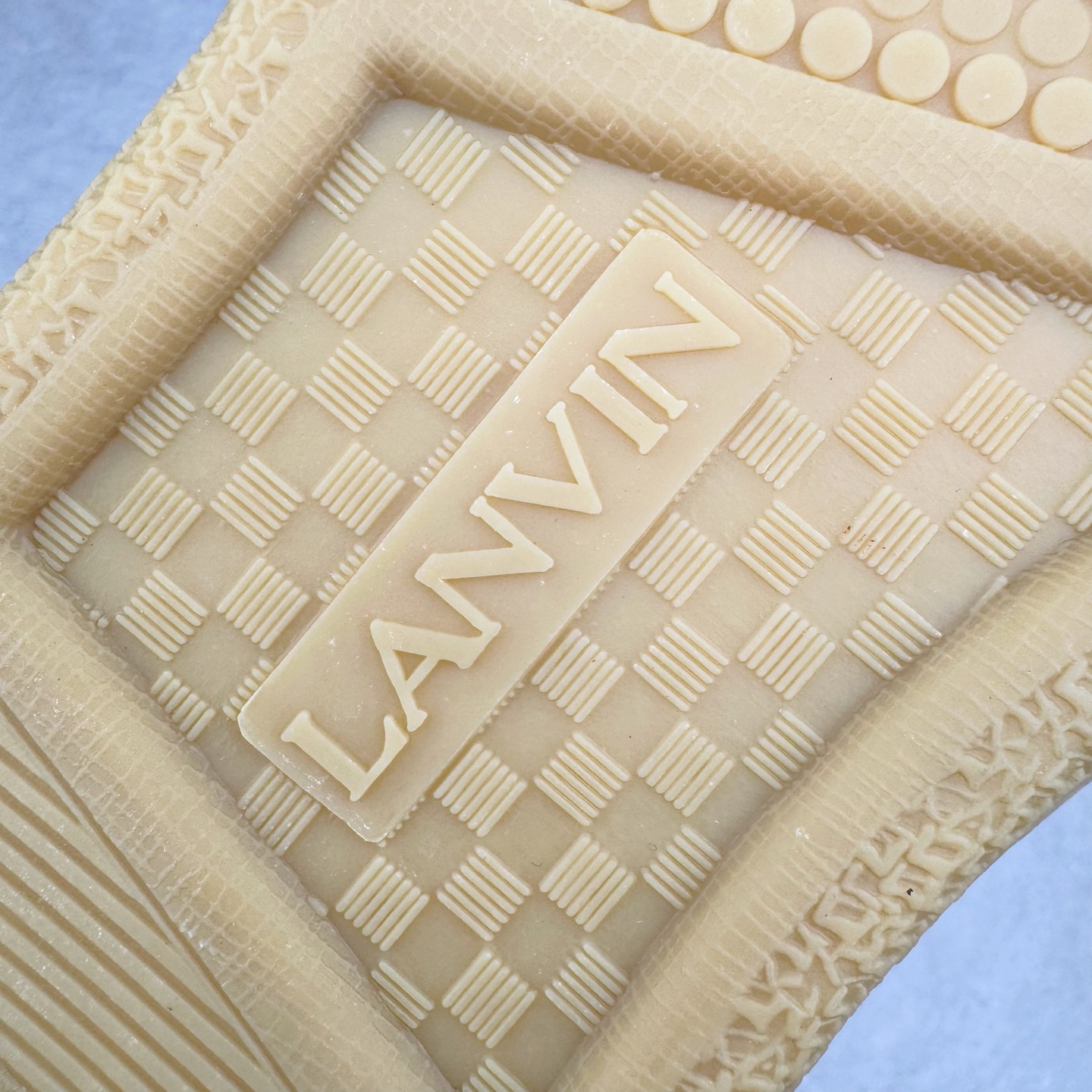 图片[18]-＃GD广顶 Lanvin Leather Curb Sneakers 浪凡三代走秀款潮流面包鞋 Leather是一款灵感源自90年代的运动鞋 设计自信 尺寸夸张 这款鞋由纳帕小牛皮、翻毛皮和网眼布制成 圆润的外形、加垫的鞋舌和弯曲的金属孔眼使这款精心打造的鞋格外舒适 官网一出热度火爆整个全球 各大网红也疯狂上脚 原版一比一开模重工艺制作 全鞋身采用东莞代工厂进口牛皮/环保牛反绒 进口电脑针车 数控针距精准无差 鞋头面冲孔整齐利落 金钢网织物 随机3D电喷泼墨 原磨具私模双色TPU大底 内里柔软透气太空棉面料 原版一致定制鞋带 全套原版一致包装 尺码：35 36 37 38 39 40 41 42 43 44 45 46-选品中心